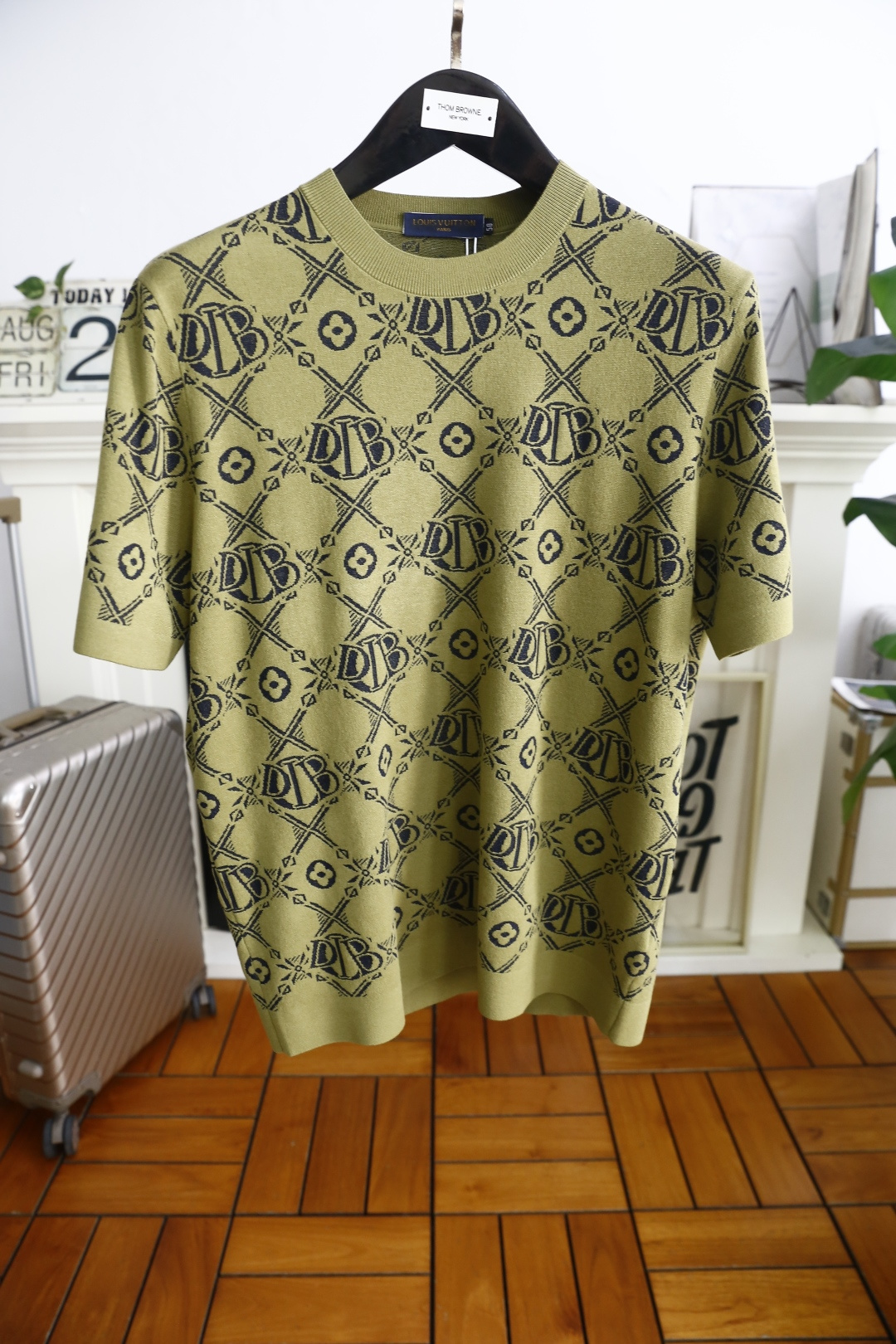 NO:519962,LouisVision*/LV. 2025 autumn new fashionable men's round neck short-sleeved sweater!  Luxurious classic custom LOGO design!  High-end custom versatile styles that anyone can easily control with. Use top-quality comfortable knitted fabrics!  It is very high-end and understandable. It must be purchased!  Soft, skin-friendly and breathable, and has a very crisp and drooping feeling. The upper body is fashionable and fashionable, and it is a must-have item for trendy men!  Counter size 48-56, shipped the next day!  ,,louis vuitton,louis vuitton,T-shirt,alexander wang19860909路易威*/LV. 2025秋季新款时尚男士圆领短袖针织衫！奢华经典定制LOGO设计！高级定制百搭款式 任何人都可以轻松驾驭 采用顶级舒适针织面料！非常显档次懂货的必须入！柔软亲肤透气 ,又有很好的挺括 垂感 上身时尚潮流色系,潮男必备单品！专柜尺码48-56,隔天出货！,,louis vuitton,louis vuitton,T-shirt,alexander wang,Men's clothing