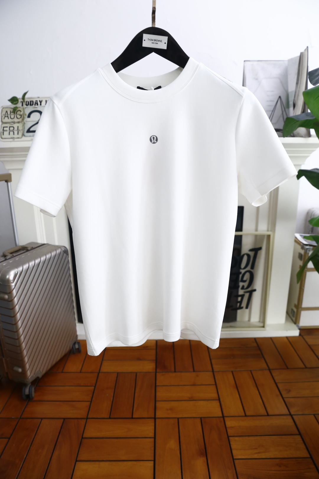 NO:519965,LULU. 2025 autumn new model!  Fashionable men's round neck short sleeves are made of imported comfortable modal cotton fabric wardrobe. They are rare in the market, soft and skin-friendly, and the classic logo design of luxury brand. They have their own recognition. They show their identity and are both internal and external. They combine warmth and comfort, and have excellent skin-friendly feel. The color matching is daily and beautiful, perfectly interpreting the urban masculine temperament!  !  Essential counter sizes for autumn and winter are 48-56, shipped the next day!  ,T-shirt,alexander wang19860909LULU. 2025秋季新款！时尚男士圆领短袖采用进口舒适莫代尔棉面料衣橱里不可或缺的百搭利器,市面罕见类型,柔软亲肤,奢华品牌经典logo设计 自带辨识度 标榜身份,内外兼修 集保暖与舒适于一身,亲肤感极佳,配色日常又好看,完美诠释都市型男气质！！秋冬必备专柜尺码48-56,隔天出货！,,T-shirt,alexander wang,Men's clothing