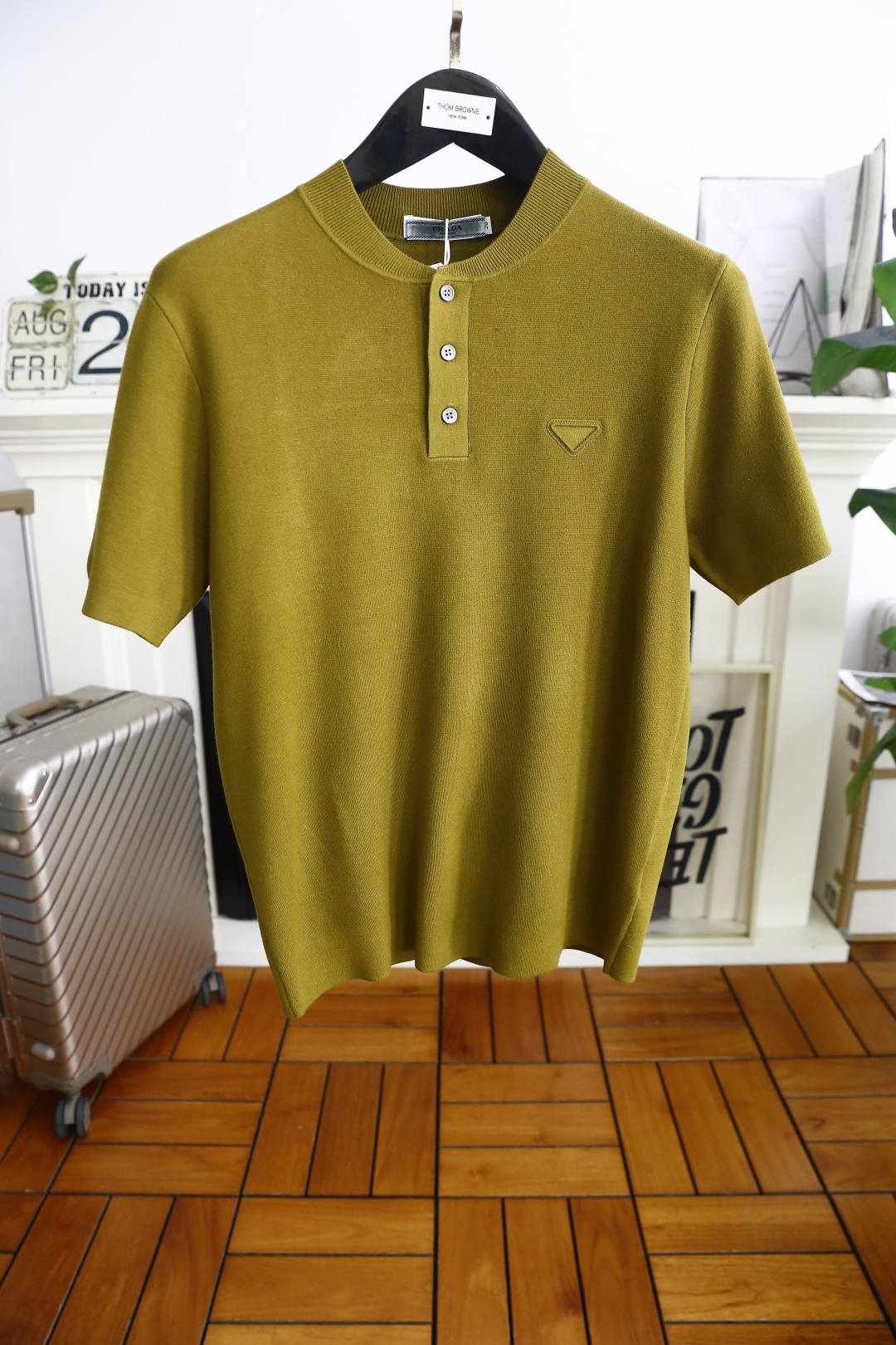 NO:519966,Pula*/Pr*da. 2025 autumn new fashion men's knitted short-sleeved luxury classic brand triangle logo design!  Classic three-pin buckles with high-end custom versatile styles that anyone can easily control. Use top-quality comfortable knitted fabrics!  It is very high-end and understandable. It must be purchased!  Soft, skin-friendly and breathable, and has a very crisp and drooping feeling. The upper body is fashionable and fashionable, and it is a must-have item for trendy men!  Counter size 48-56, shipped the next day!  ,,prada,T-shirt,alexander wang19860909普拉*/Pr*da. 2025秋季新款时尚男士针织短袖奢华经典品牌三角标LOGO设计！经典三粒扣搭配高级定制百搭款式 任何人都可以轻松驾驭 采用顶级舒适针织面料！非常显档次懂货的必须入！柔软亲肤透气 ,又有很好的挺括 垂感 上身时尚潮流色系,潮男必备单品！专柜尺码48-56,隔天出货！,,prada,T-shirt,alexander wang,Men's clothing