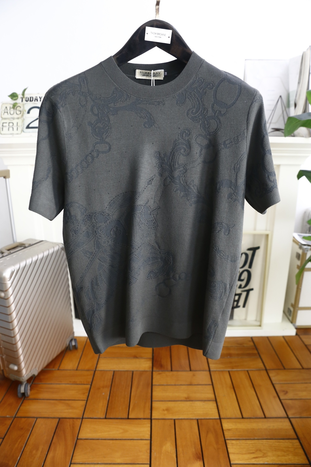 NO:519963,Burb*rry. 2025 autumn new fashion men's base knit sweater!  Fashionable classic round neck design!  Luxury classic brand Zhanma LOGO design!  High-end custom versatile styles that anyone can easily control with. Use top-quality comfortable knitted fabrics!  It is very high-end and understandable. It must be purchased!  Soft, skin-friendly and breathable, and has a very crisp and drooping feeling. The upper body is fashionable and fashionable, and it is a must-have item for trendy men!  Counter size 48-56, shipped the next day!  ,burberry,burberry,alexander wang19860909巴宝丽/Burb*rry. 2025秋季新品时尚男士打底针织衫！时尚经典圆领设计！奢华经典品牌战马LOGO设计！高级定制百搭款式 任何人都可以轻松驾驭 采用顶级舒适针织面料！非常显档次懂货的必须入！柔软亲肤透气 ,又有很好的挺括 垂感 上身时尚潮流色系,潮男必备单品！专柜尺码48-56,隔天出货！,,burberry,burberry,alexander wang,Men's clothing