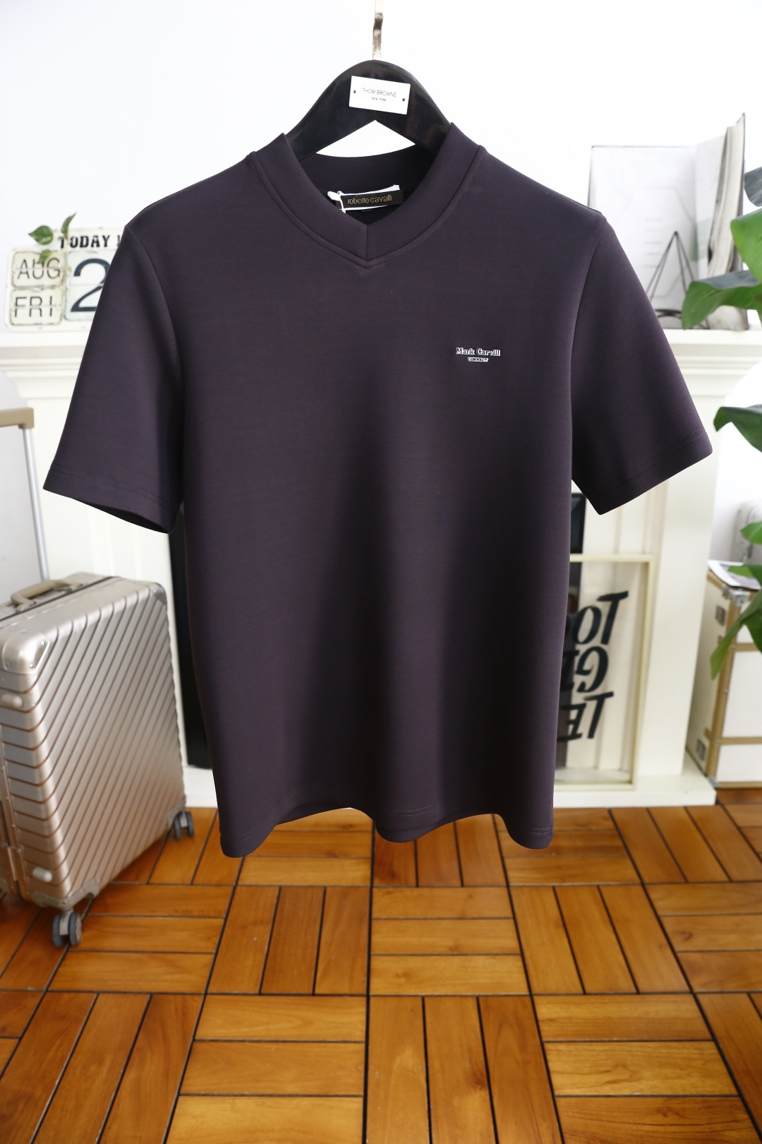 NO:519964,Kavali. 2025 autumn new product base short-sleeved men's versatile V-neck short-sleeved shirt!  It is an indispensable versatile tool in the wardrobe of imported comfortable modal cotton fabric. It is rare in the market, soft and skin-friendly, luxurious and classic custom logo design. It has its own recognition. It boasts identity and is both internal and external. It combines warmth and comfort, has excellent skin-friendliness, and is beautiful in color matching, perfect interpretation of urban masculine temperament!  !  Essential counter sizes for autumn and winter are 48-56, shipped the next day!  ,T-shirt,alexander wang19860909卡瓦丽. 2025秋季新品打底短袖男士百搭v领短袖！采用进口舒适莫代尔棉面料衣橱里不可或缺的百搭利器,市面罕见类型,柔软亲肤,奢华经典定制logo设计 自带辨识度 标榜身份,内外兼修 集保暖与舒适于一身,亲肤感极佳,配色日常又好看,完美诠释都市型男气质！！秋冬必备专柜尺码48-56,隔天出货！,,T-shirt,alexander wang,Men's clothing