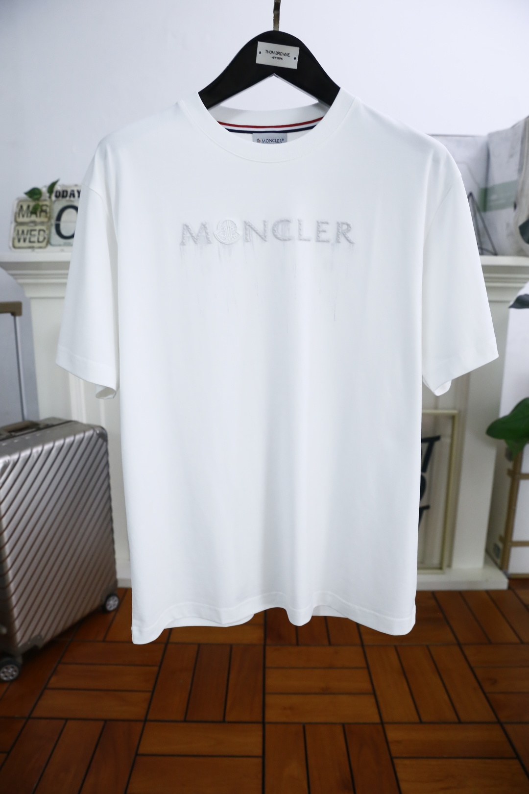 NO:519946,Monc*er. 2025 summer fashionable round neck short sleeve high-end custom versatile style!  More practical, anyone can easily control it. It uses classic European cotton fabric craftsmanship and luxurious classic brand letter logo design, which is very high-end and must be entered if you understand the goods!  Versatile upper body!  It is very exquisite, showing aura, and highlighting the exquisiteness of business men. This is the unique feature, just right slimming, and the upper body effect is very good!  Counter sizes 48-58, shipped the next day!  , Moncler, T-shirt, alexander wang19860909蒙口/Monc*er. 2025夏季时尚圆领短袖高级定制百搭款式！更有实用感 任何人都可以轻松驾驭 采用经典欧洲棉面料工艺 奢华经典品牌字母logo设计,非常显档次懂货的必须入！上身百搭！非常精致,显气场,又会凸显商务男士的精致,这就是独到之处,恰到好处的修身,上身效果非常赞！专柜尺码48-58,隔天出货！,,Moncler,T-shirt,alexander wang,Men's clothing