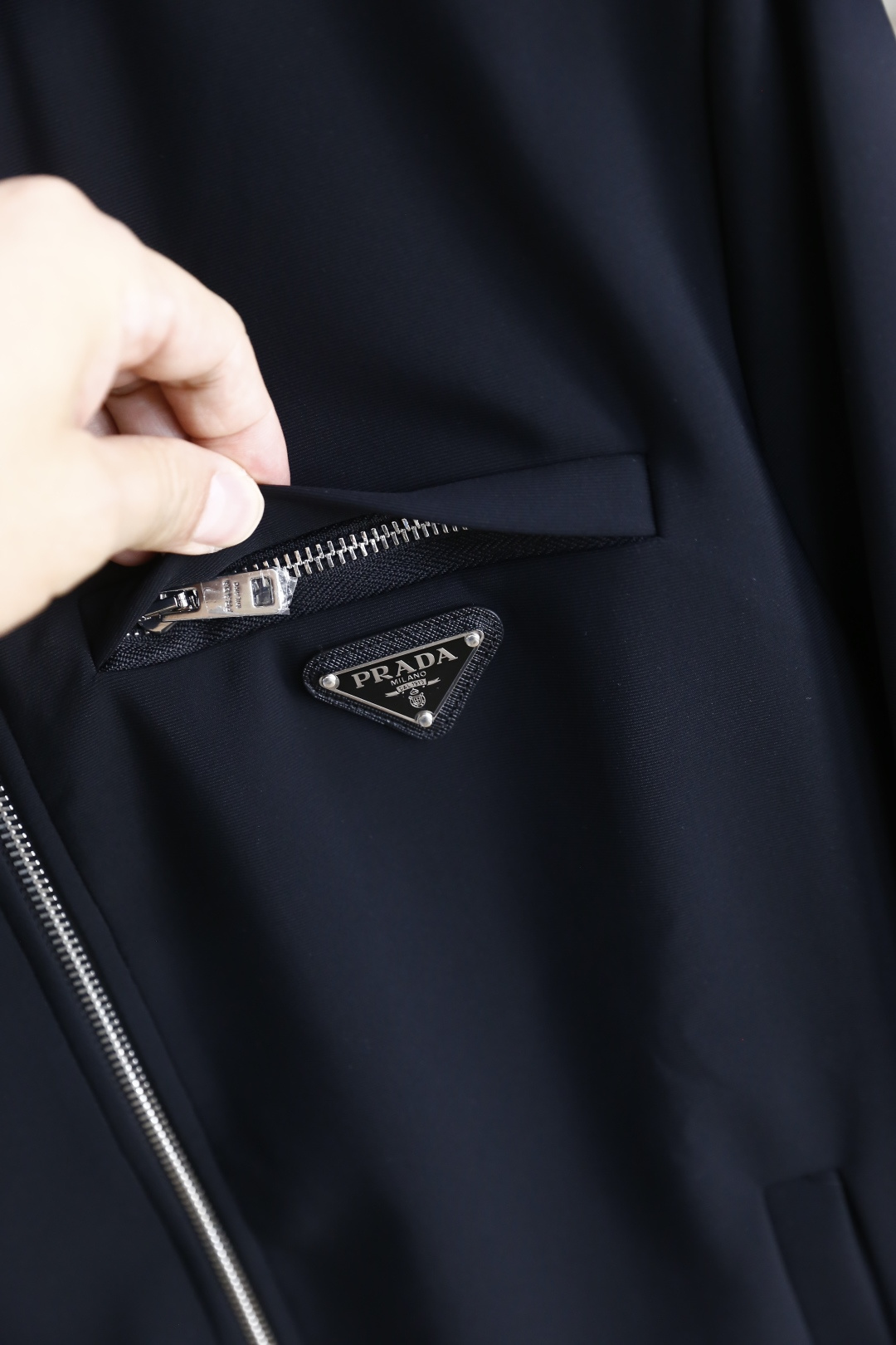 🔥普拉*/Pr*da.2025秋季新款🆕时尚男士原单拉链套装！奢华经典立领设计✅采用高档舒适保暖面料，高