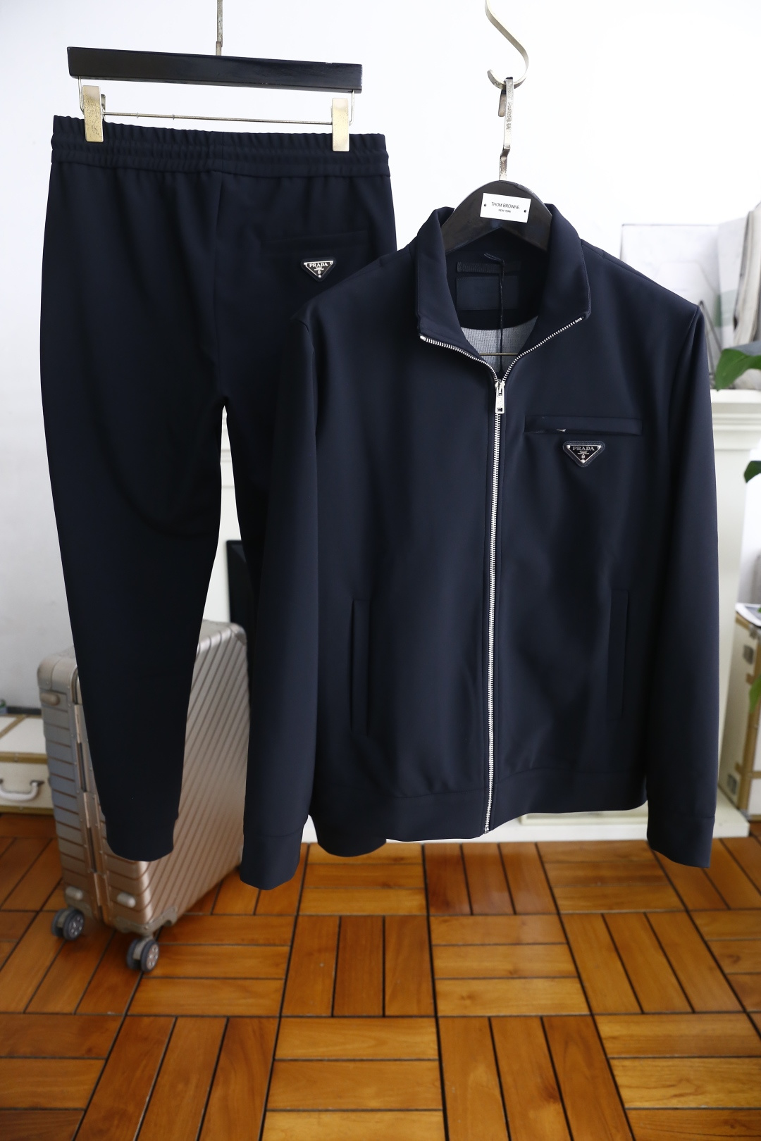 NO:521169,Pula*/Pr*da. 2025 autumn new fashion men's original single zipper set!  The luxurious classic stand collar design uses high-end comfortable and warm fabrics, high-quality heavy fabrics, soft and comfortable!  The touch is delicate and soft, the upper body is comfortable and breathable, the original luxury classic brand LOGO style, luxurious and atmospheric style, the dress is not picky, the workmanship is meticulous, there is no pressure to enter and exit the counter. It is definitely a good product worth everyone!  Counter size M-3XL, shipped the next day!  ,prada,alexander wang19860909普拉*/Pr*da. 2025秋季新款时尚男士原单拉链套装！奢华经典立领设计采用高档舒适保暖面料,高克重面料,具备柔软舒适！手感细腻柔软 上身舒适透气 奢华经典品牌原版LOGO大牌风范 奢华大气 百搭款式 穿着不挑人 ,做工精细一丝不苟 ,出入专柜无压力 绝对值得人手一件的好货！专柜尺码M-3XL,隔天出货！,,prada,alexander wang,Men's clothing