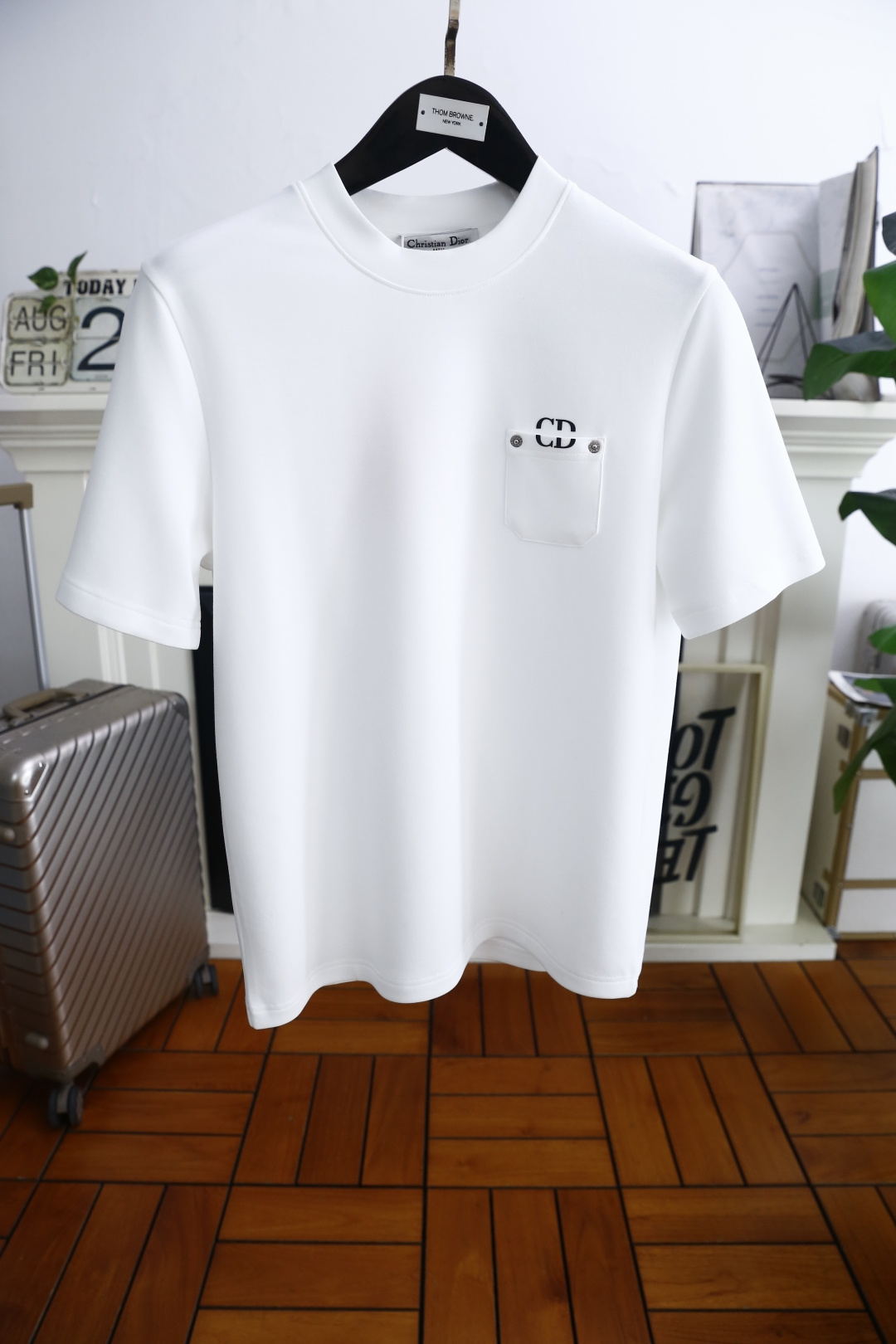 NO:521177,Dior/Christian Di*r. 2025 autumn new model!  Fashionable men's round neck short sleeves are made of imported comfortable modal cotton fabric wardrobe. They are rare in the market, soft and skin-friendly, and the classic logo design of luxury brand. They have their own recognition. They show their identity and are both internal and external. They combine warmth and comfort, and have excellent skin-friendly feel. The color matching is daily and beautiful, perfectly interpreting the urban masculine temperament!  !  Essential counter sizes for autumn and winter are 48-56, shipped the next day!  ,dior,T-shirt,alexander wang19860909迪奥/Christian Di*r. 2025秋季新款！时尚男士圆领短袖采用进口舒适莫代尔棉面料衣橱里不可或缺的百搭利器,市面罕见类型,柔软亲肤,奢华品牌经典logo设计 自带辨识度 标榜身份,内外兼修 集保暖与舒适于一身,亲肤感极佳,配色日常又好看,完美诠释都市型男气质！！秋冬必备专柜尺码48-56,隔天出货！,,dior,T-shirt,alexander wang,Men's clothing