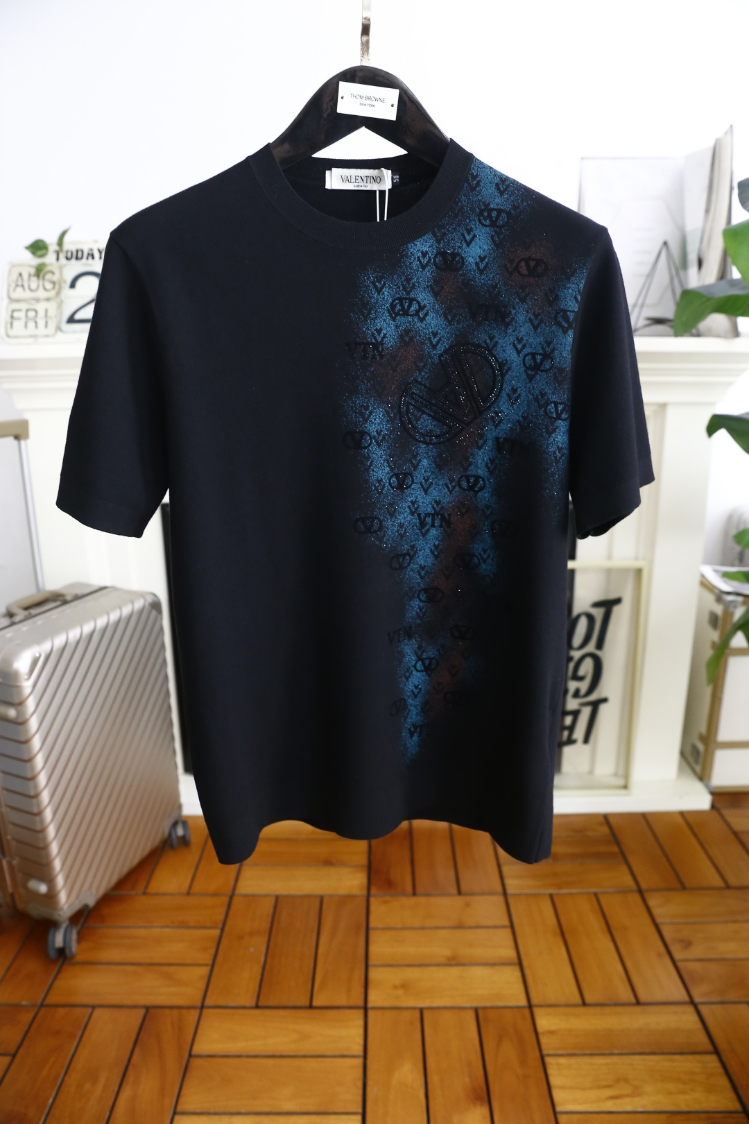 NO:521202,Valentino. 2025 autumn new fashion men's round neck short-sleeved sweater!  Luxury classic brand customized LOGO design!  High-end custom versatile styles that anyone can easily control with. Use top-quality comfortable knitted fabrics!  It is very high-end and understandable. It must be purchased!  Soft, skin-friendly and breathable, and has a very crisp and drooping feeling. The upper body is fashionable and fashionable, and it is a must-have item for trendy men!  Counter size 48-56, shipped the next day!  , valentino, T-shirt,alexander wang19860909华伦天奴. 2025秋季新款时尚男士圆领短袖针织衫！奢华经典品牌定制LOGO设计！高级定制百搭款式 任何人都可以轻松驾驭 采用顶级舒适针织面料！非常显档次懂货的必须入！柔软亲肤透气 ,又有很好的挺括 垂感 上身时尚潮流色系,潮男必备单品！专柜尺码48-56,隔天出货！,,valentino,T-shirt,alexander wang,Men's clothing