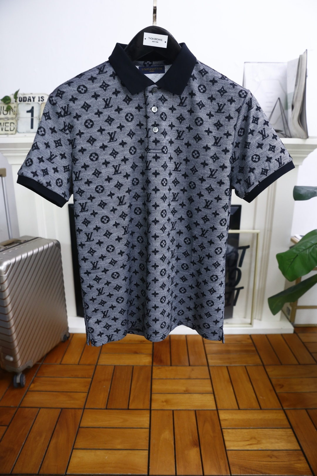 🔥路易威*/Louis Vuitt*n.2025夏季时尚男士翻领套装！奢华品牌满幅老花经典LOGO设计！