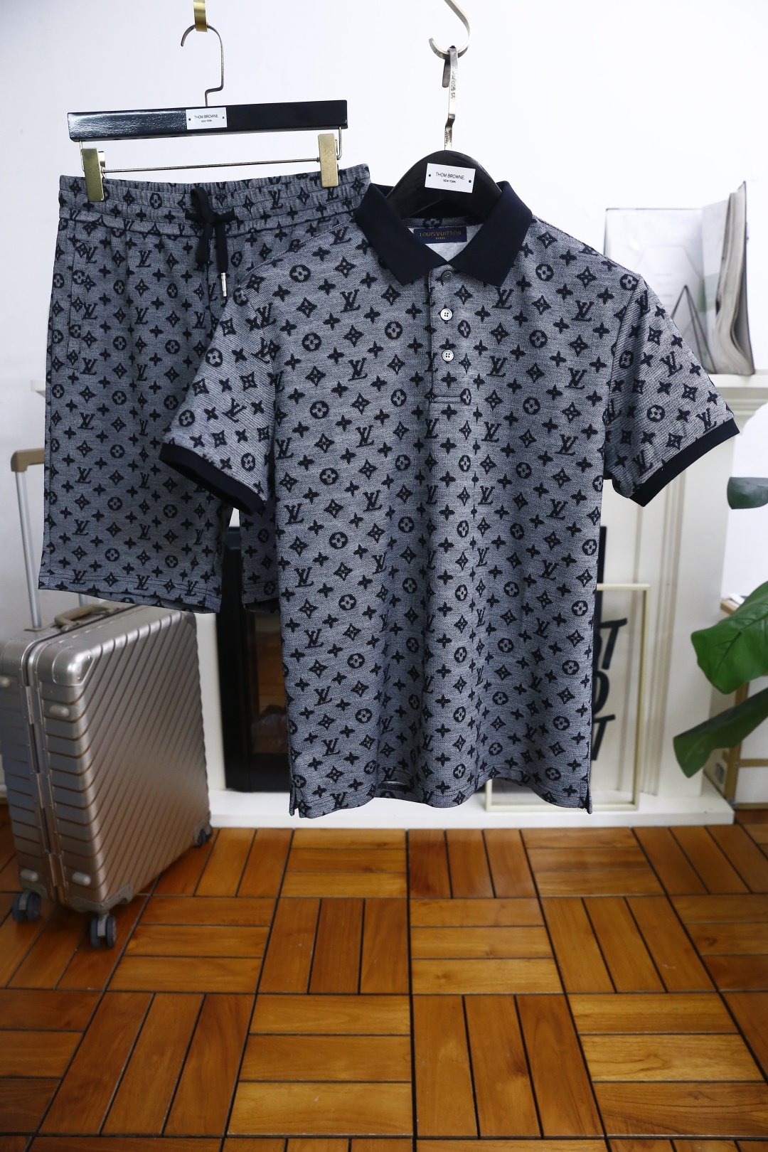 NO:521171,Louis Vuitt*n. 2025 Summer Fashion Men's Lapel Set!  Luxury brand full of presbyterian LOGO design!  It is made of comfortable and breathable custom cotton fabric, soft feel, comfortable to wear, and fine workmanship. The upper body effect is invincible and handsome, the counter number M-3XL, shipped the next day!  ,,louis vuitton,louis vuitton,alexander wang19860909路易威*/Louis Vuitt*n. 2025夏季时尚男士翻领套装！奢华品牌满幅老花经典LOGO设计！采用舒适透气定制棉面料,手感柔软,穿着舒适,做工精细.上身效果无敌帅气,专柜码数M-3XL,隔天出货！,,louis vuitton,louis vuitton,alexander wang,Men's clothing