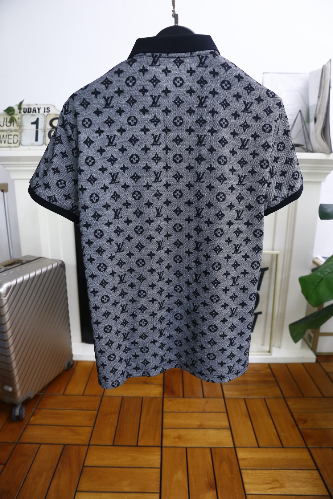 🔥路易威*/Louis Vuitt*n.2025夏季时尚男士翻领套装！奢华品牌满幅老花经典LOGO设计！