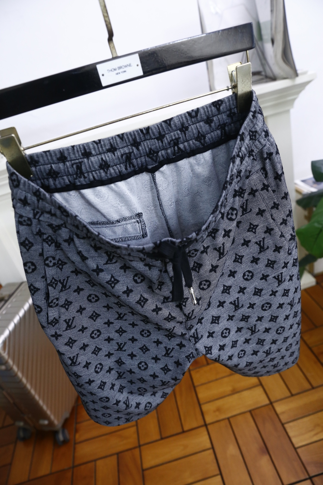 🔥路易威*/Louis Vuitt*n.2025夏季时尚男士翻领套装！奢华品牌满幅老花经典LOGO设计！