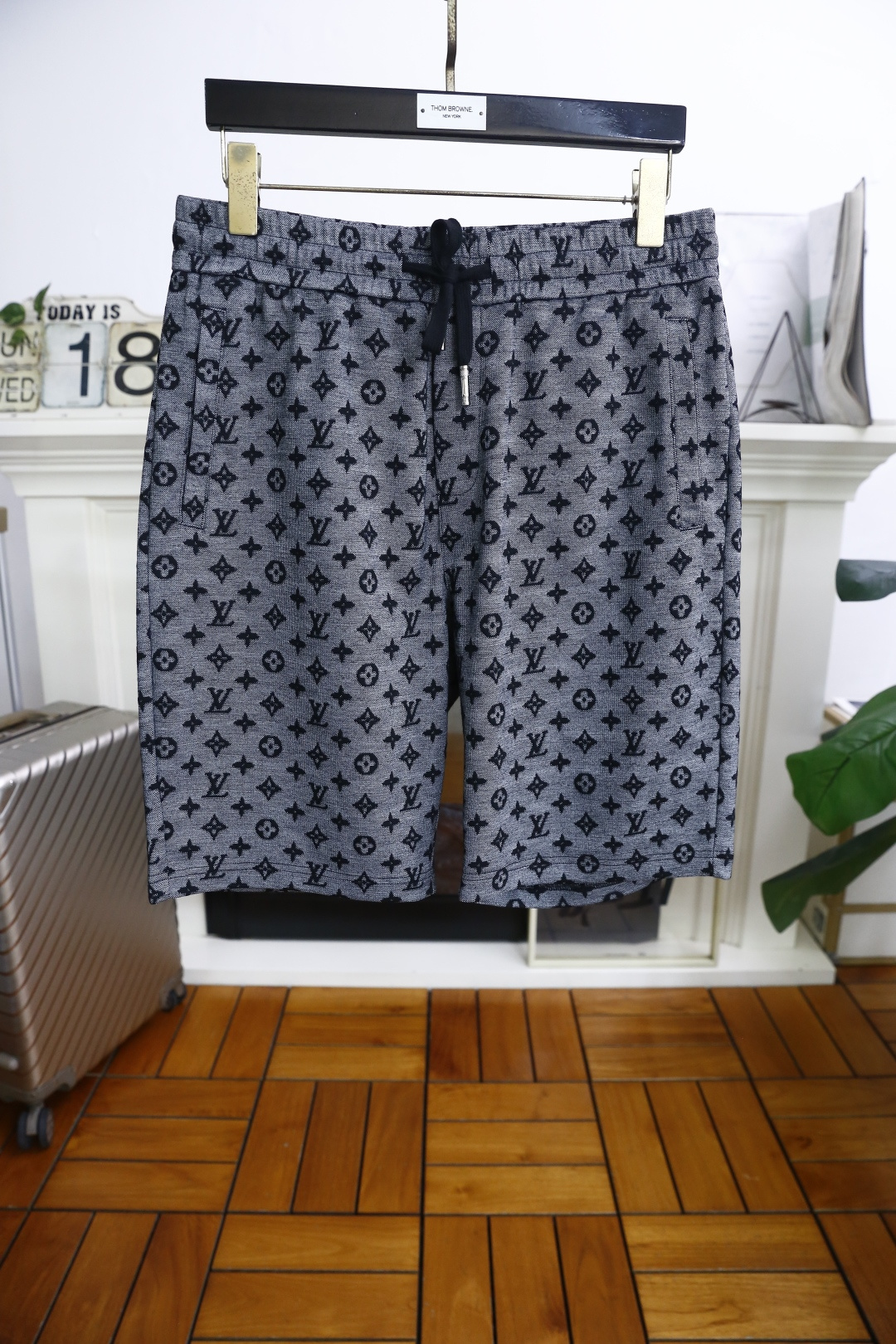 🔥路易威*/Louis Vuitt*n.2025夏季时尚男士翻领套装！奢华品牌满幅老花经典LOGO设计！