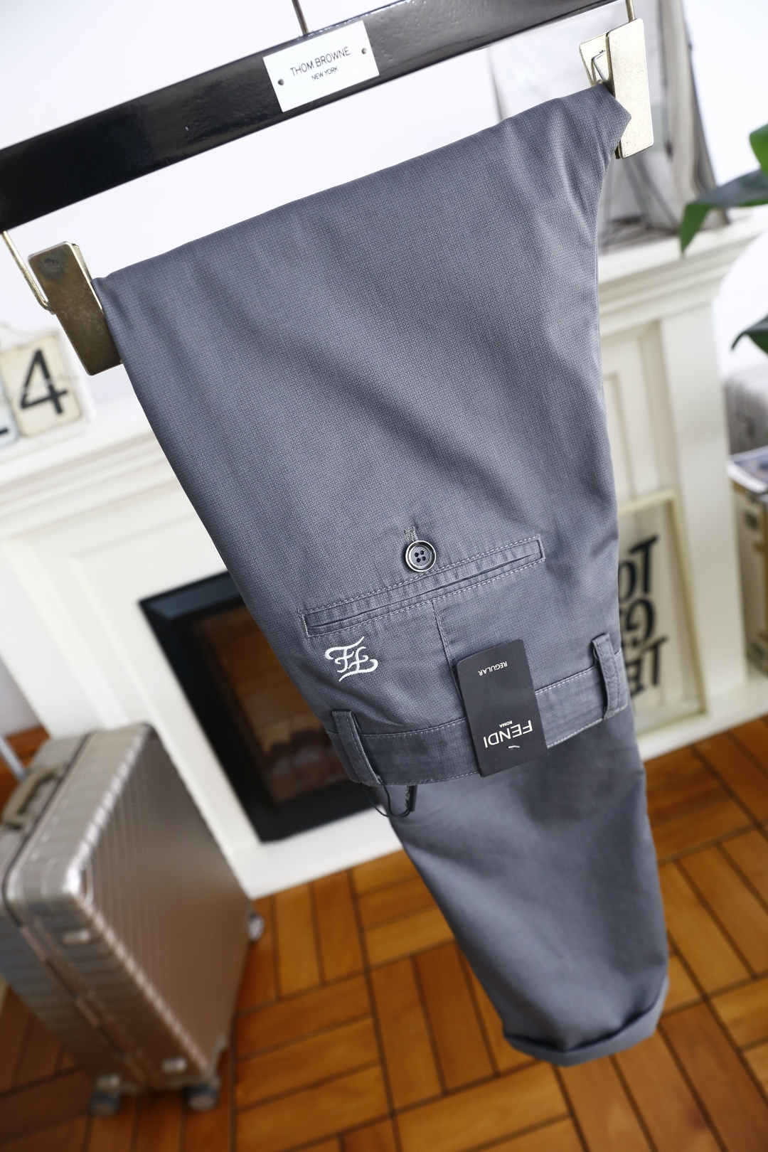 🔥芬迪/Fe*di.2025夏季时尚男士休闲西裤！采用舒适透气面料，奢华经典品牌LOGO设计！上身随意舒