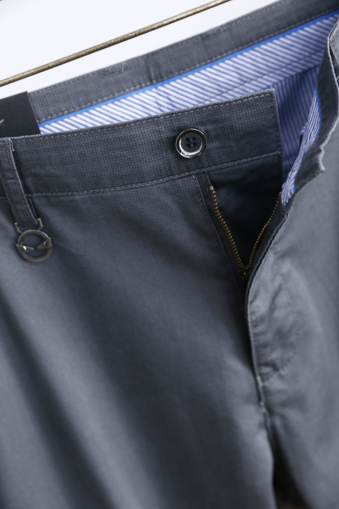 🔥芬迪/Fe*di.2025夏季时尚男士休闲西裤！采用舒适透气面料，奢华经典品牌LOGO设计！上身随意舒