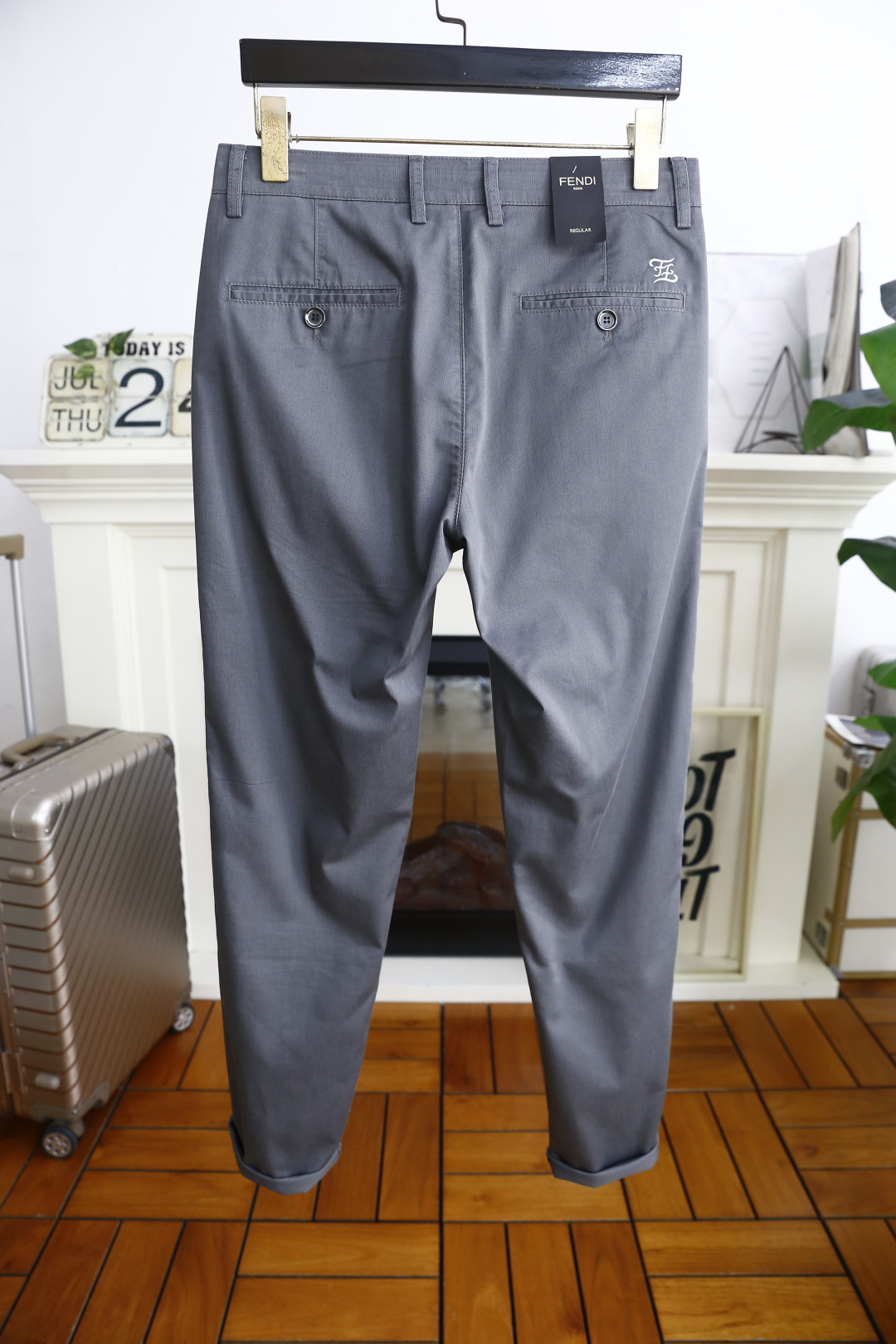🔥芬迪/Fe*di.2025夏季时尚男士休闲西裤！采用舒适透气面料，奢华经典品牌LOGO设计！上身随意舒