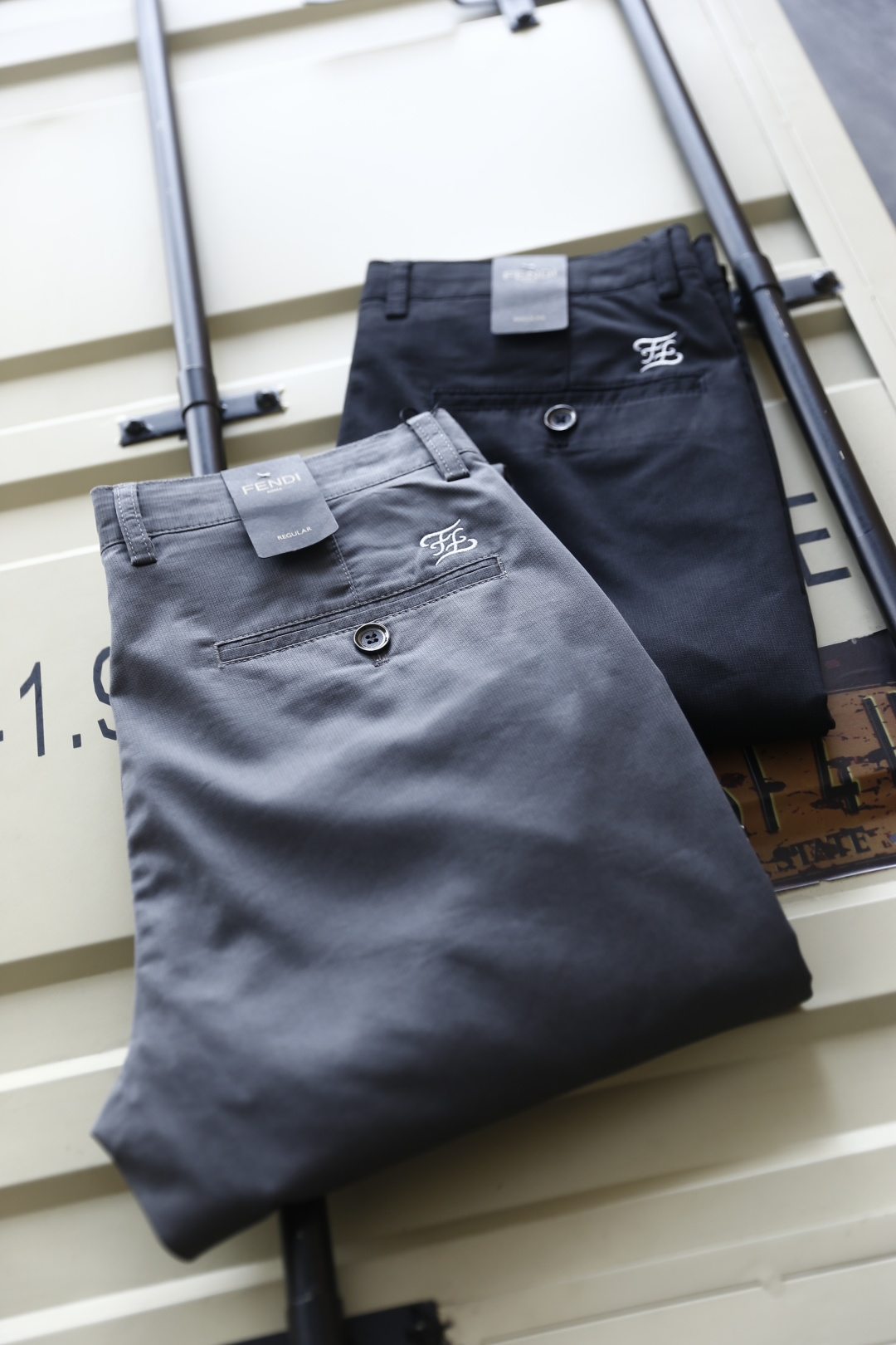 🔥芬迪/Fe*di.2025夏季时尚男士休闲西裤！采用舒适透气面料，奢华经典品牌LOGO设计！上身随意舒