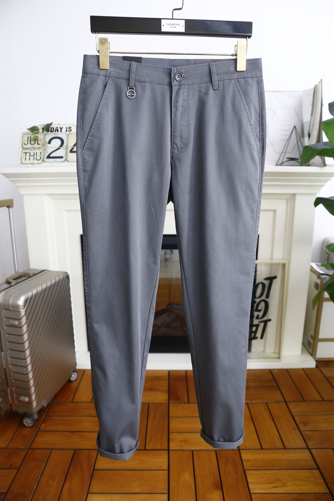NO:521167,Fendi/Fe*di. 2025 summer fashion men's casual trousers!  Use comfortable and breathable fabrics, luxurious and classic brand LOGO design!  It’s easy to feel comfortable on the upper body!  No sense of restraint!  The same product for overseas European counters, the upper body is fashionable and sporty, very low-key and luxurious!  The stitching of the turner is delicate and strong!  Perfect three-dimensional tailoring, highly recommend buying the product!  Counter size: 29-38, no 35/37!  Shipping the next day!  ,fendi,alexander wang19860909芬迪/Fe*di. 2025夏季时尚男士休闲西裤！采用舒适透气面料,奢华经典品牌LOGO设计！上身随意舒服！无束缚感！海外欧洲专柜同品,上身时尚运动显时尚,很低调且不失奢华品味！车工缝线细致而强悍！完美立体剪裁,强烈推荐购入货色！专柜尺码:29-38,无35/37！隔天出货！,,fendi,alexander wang,Men's clothing