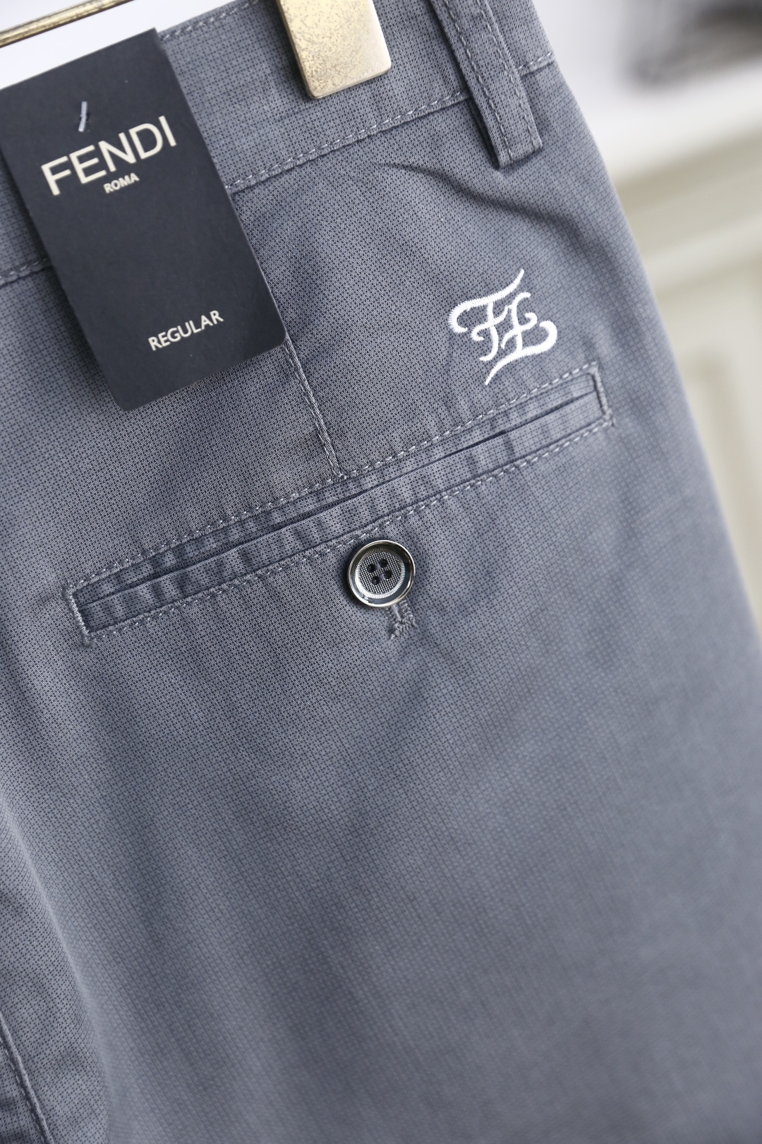🔥芬迪/Fe*di.2025夏季时尚男士休闲西裤！采用舒适透气面料，奢华经典品牌LOGO设计！上身随意舒