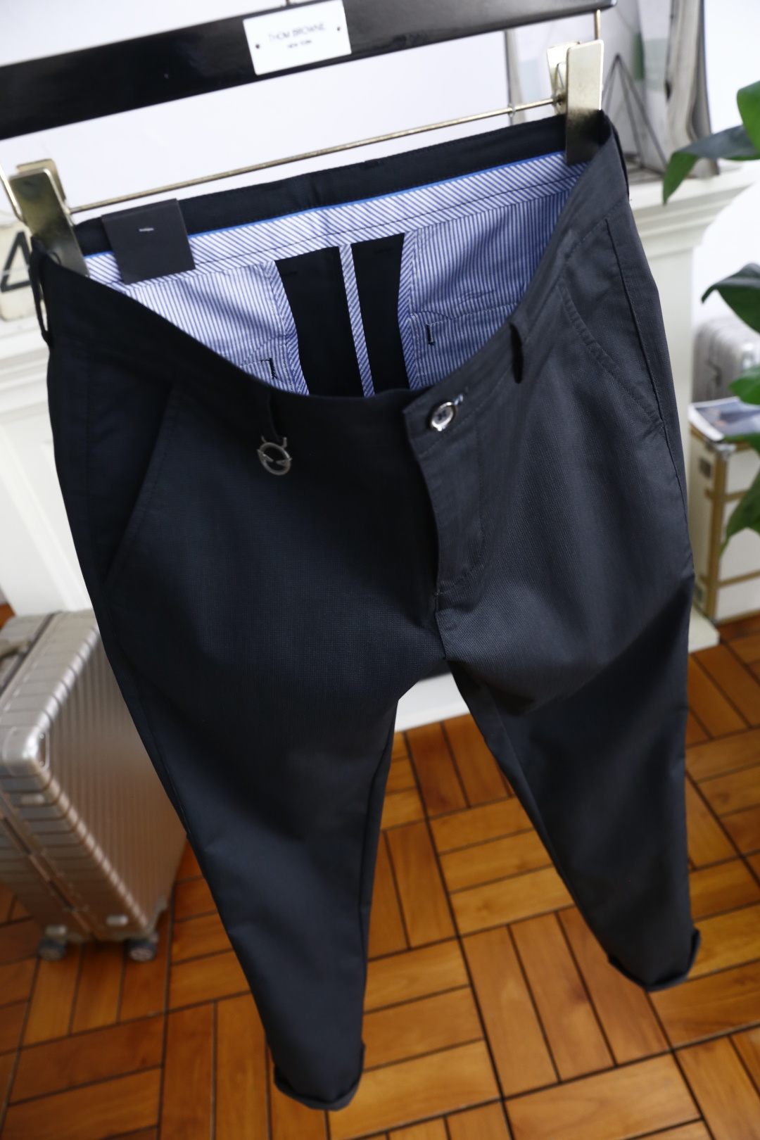 🔥芬迪/Fe*di.2025夏季时尚男士休闲西裤！采用舒适透气面料，奢华经典品牌LOGO设计！上身随意舒