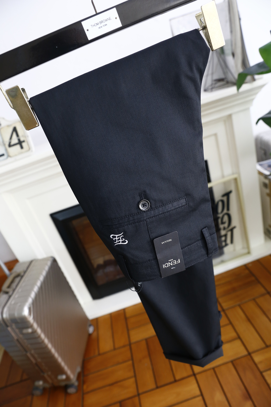 🔥芬迪/Fe*di.2025夏季时尚男士休闲西裤！采用舒适透气面料，奢华经典品牌LOGO设计！上身随意舒