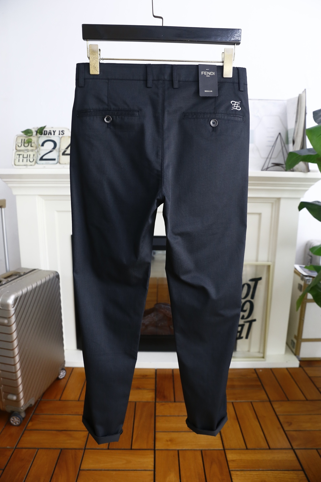 🔥芬迪/Fe*di.2025夏季时尚男士休闲西裤！采用舒适透气面料，奢华经典品牌LOGO设计！上身随意舒