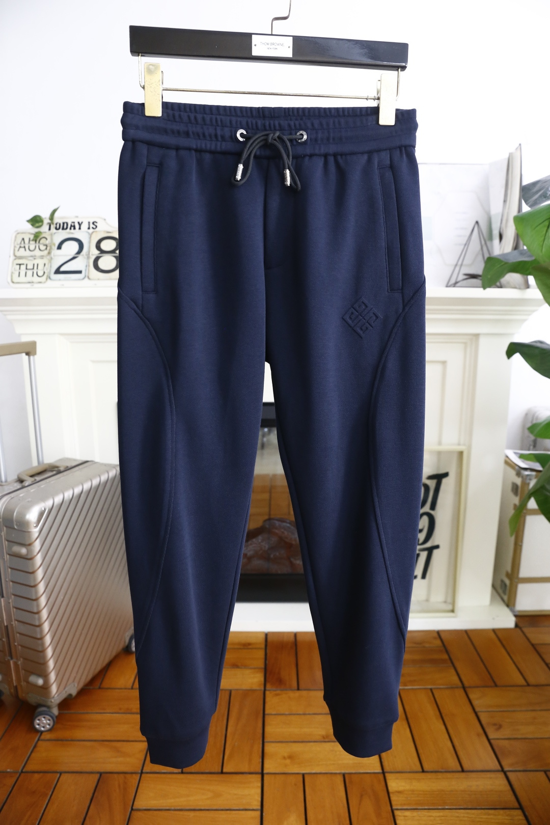 NO:522454,Give*chy. 2025 autumn fashion new men's casual pants!  It uses imported comfortable and warm fabrics, luxurious and classic brand LOGO design, and the upper body is casual and comfortable!  Elastic waist and close the casual combination without restraint!  The same product for overseas European counters, the upper body is fashionable and sporty, very low-key and luxurious!  The stitching of the turner is delicate and strong!  Perfect three-dimensional tailoring, highly recommend buying the product!  The counter size is 30-38, and there are 35!  Shipping the next day!  , given , given , given , given , given , alexander wang19860909纪梵*/Give*chy. 2025秋季时尚新品男士休闲裤！采用进口舒适保暖面料,奢华经典品牌LOGO设计 上身随意舒服！松紧腰收口休闲搭配无束缚感！海外欧洲专柜同品,上身时尚运动显时尚,很低调且不失奢华品味！车工缝线细致而强悍！完美立体剪裁,强烈推荐购入货色！专柜尺码30-38,有35！隔天出货！,,givenchy,givenchy,alexander wang,Men's clothing