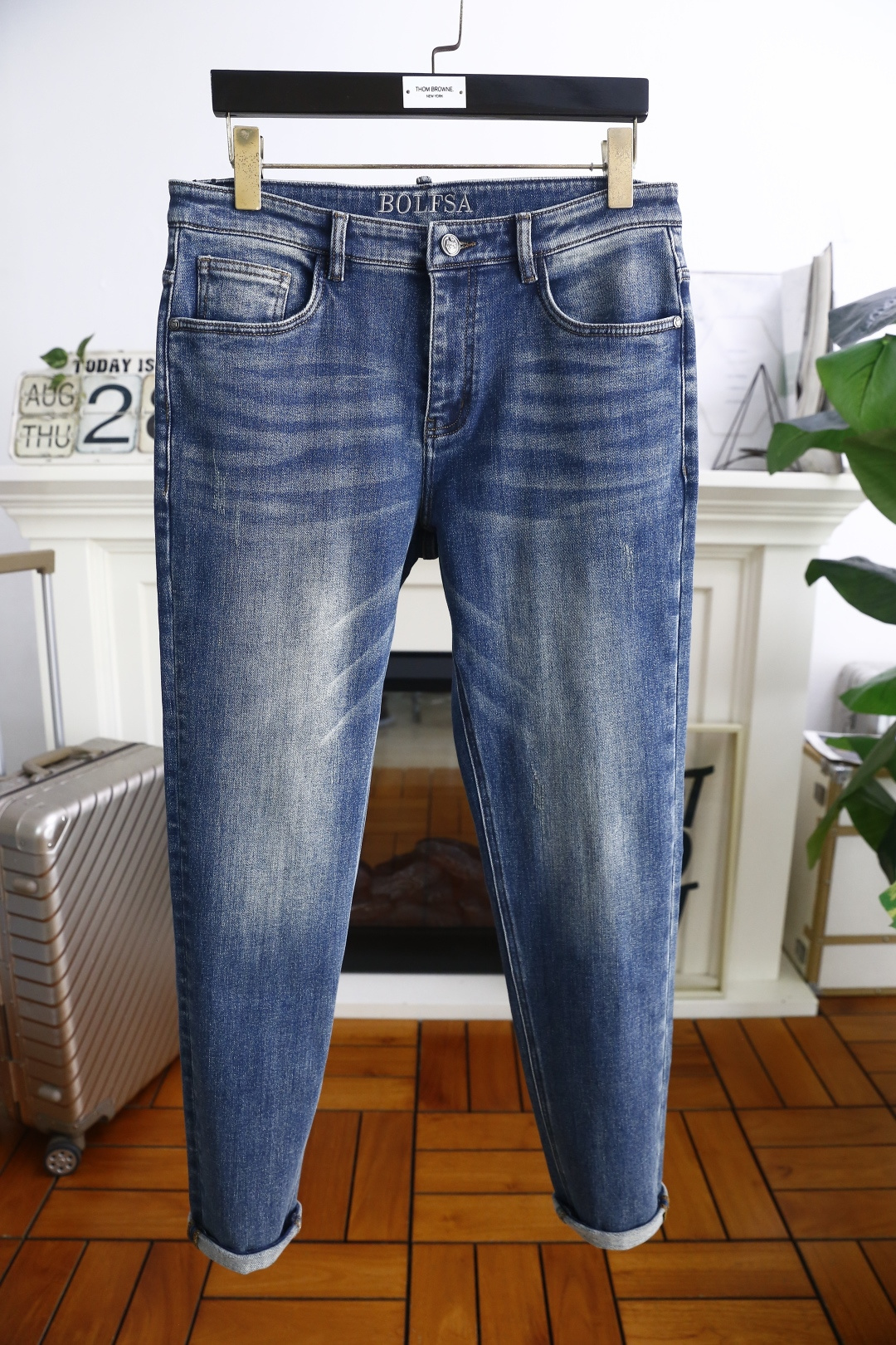 NO:522460,Barry. 25 autumn new fashion men's jeans are made of customer-supplied wash stretch jeans!  Luxurious classic custom logo design!  Fashion trends have therefore become one of the biggest selling points and are extremely cost-effective. There is no confusion or trouble of color conflict. Such a rich high-end jeans are absolutely fashionable, casual and versatile!  A must-have for trendy men!  The counter size is 30-38, and there are 35!  Shipping the next day!  ,bally,jeans,alexander wang19860909巴利. 25秋季新品时尚男士牛仔裤采用客供水洗弹力牛仔裤！奢华经典定制Logo设计！时尚潮流因此已成为最大卖点之一而性价比又极高,没有颜色冲突的困惑或困扰,这么一款丰富内练高端牛仔裤,绝对时尚休闲百搭款！潮男必备！专柜尺码30-38,有35！隔天出货！,,bally,jeans,alexander wang,Men's clothing