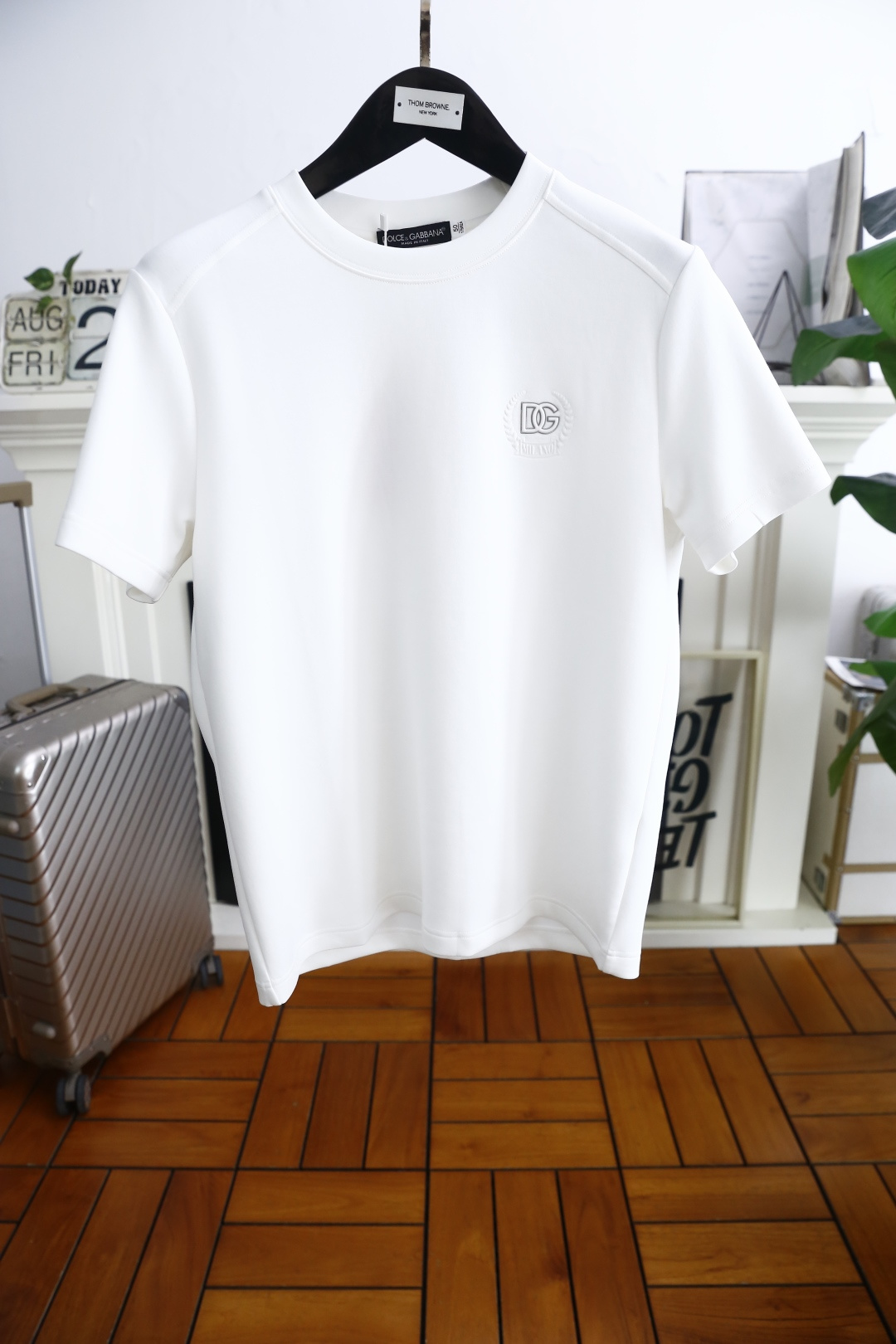 NO:522440,Dolce & Gabbana. New fall 2025!  Fashionable men's round neck short sleeves are made of imported comfortable modal cotton fabric wardrobe. They are rare in the market, soft and skin-friendly, and luxurious classic brand letter logo design. They have their own recognition. They represent identity, and are both internal and external. They combine warmth and comfort. They have excellent skin-friendly feeling. The color matching is daily and beautiful, which perfectly interprets the urban masculine temperament!  !  Essential counter sizes for autumn and winter are 48-56, shipped the next day!  ,Dolce & Gabbana,Dolce & Gabbana,T-shirt,alexander wang19860909杜嘉班纳/Dolce & Gabbana. 2025秋季新款！时尚男士圆领短袖采用进口舒适莫代尔棉面料衣橱里不可或缺的百搭利器,市面罕见类型,柔软亲肤,奢华经典品牌字母logo设计 自带辨识度 标榜身份,内外兼修 集保暖与舒适于一身,亲肤感极佳,配色日常又好看,完美诠释都市型男气质！！秋冬必备专柜尺码48-56,隔天出货！,,Dolce&Gabbana,Dolce&Gabbana,T-shirt,alexander wang,Men's clothing