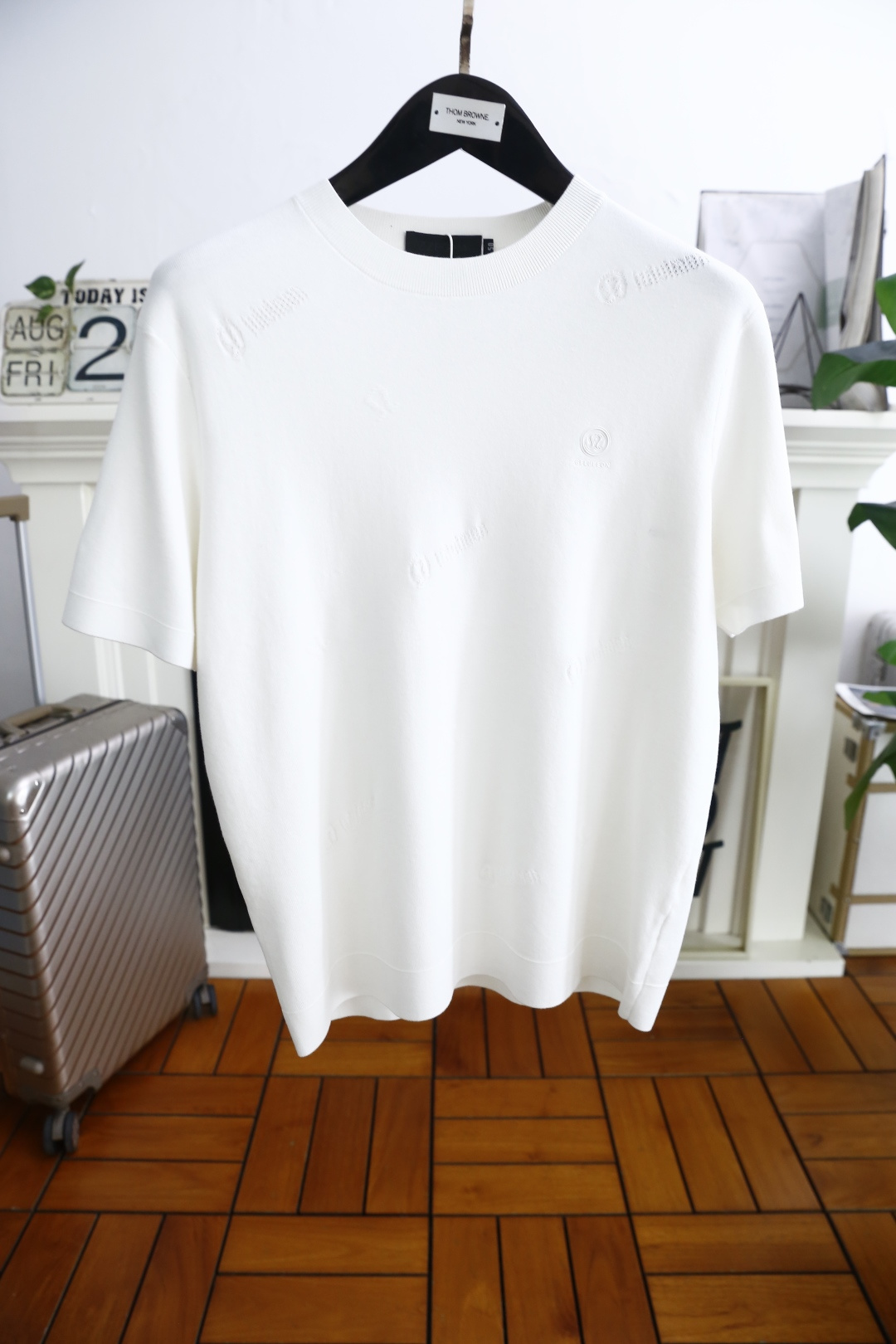 NO:522437,LULU. 2025 autumn new stylish men's round neck short-sleeved knit sweater!  Luxurious classic custom LOGO design!  High-end custom versatile styles that anyone can easily control with. Use top-quality comfortable knitted fabrics!  It is very high-end and understandable. It must be purchased!  Soft, skin-friendly and breathable, and has a very crisp and drooping feeling. The upper body is fashionable and fashionable, and it is a must-have item for trendy men!  Counter size 48-56, shipped the next day!  ,T-shirt,alexander wang19860909LULU. 2025秋季新款时尚男士圆领短袖针织衫！奢华经典定制LOGO设计！高级定制百搭款式 任何人都可以轻松驾驭 采用顶级舒适针织面料！非常显档次懂货的必须入！柔软亲肤透气 ,又有很好的挺括 垂感 上身时尚潮流色系,潮男必备单品！专柜尺码48-56,隔天出货！,,T-shirt,alexander wang,Men's clothing