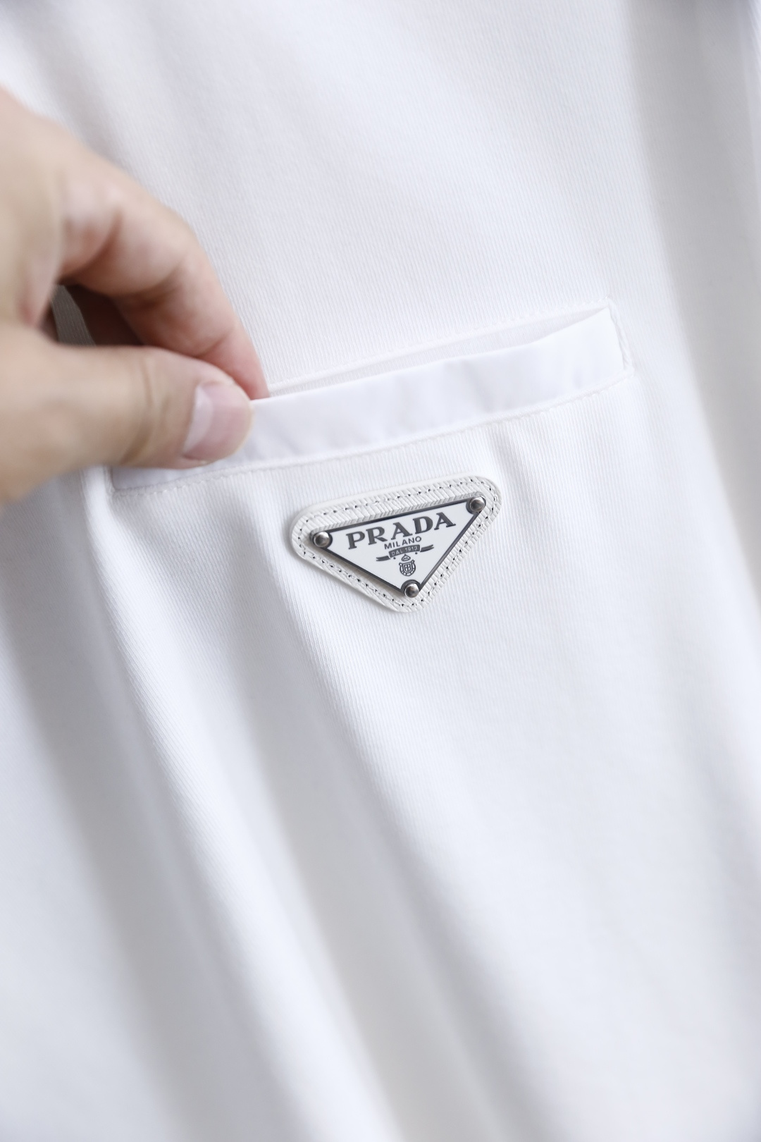 🔥普拉*/Pra*a.2025秋季新品时尚男士圆领长袖🔥胸前奢华经典三角标LOGO设计！绝对经得起时间的