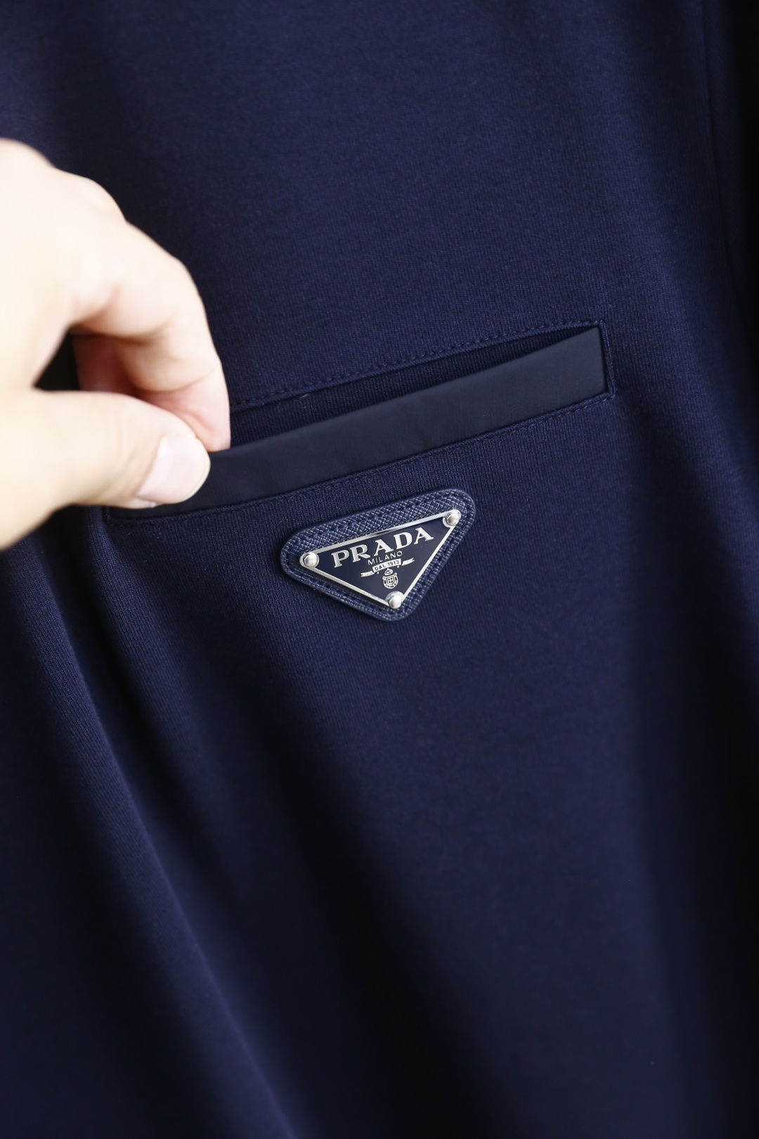 🔥普拉*/Pra*a.2025秋季新品时尚男士圆领长袖🔥胸前奢华经典三角标LOGO设计！绝对经得起时间的