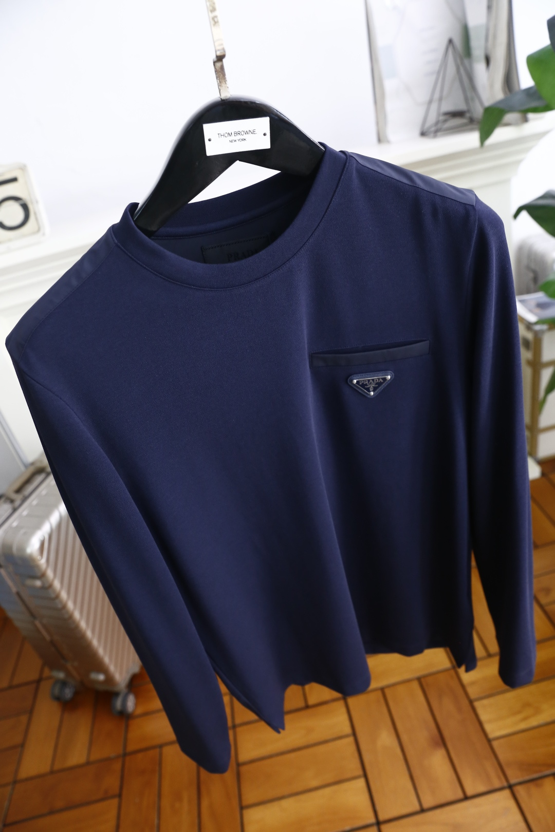 🔥普拉*/Pra*a.2025秋季新品时尚男士圆领长袖🔥胸前奢华经典三角标LOGO设计！绝对经得起时间的