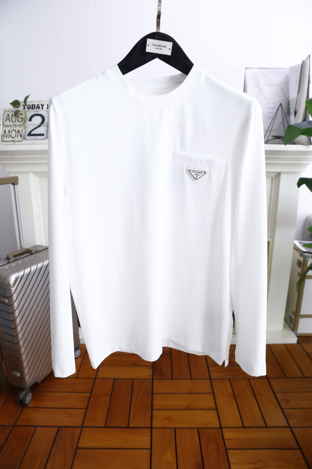 NO:522452,Pula*/Pra*a. 2025 autumn new product fashionable men's round neck long sleeves luxury classic triangle logo design on chest!  It definitely stands the test of time!  !  It uses high-end comfortable cotton fabrics and super comfortable fabrics, which are very high-end and must-have if you understand the goods!  The style and tailoring are slim styles, which are very exquisite, showing aura and highlighting the exquisiteness of business men. This is the unique feature, just right slim fit, and the upper body effect is very good!  Counter size M-3XL, shipped the next day!  ,prada,prada,alexander wang19860909普拉*/Pra*a. 2025秋季新品时尚男士圆领长袖胸前奢华经典三角标LOGO设计！绝对经得起时间的考验！！采用高档舒适棉面料,超舒适面料,非常显档次懂货的必须入！版型剪裁属于修身款 非常精致,显气场,又会凸显商务男士的精致,这就是独到之处,恰到好处的修身,上身效果非常赞！专柜尺码M-3XL,隔天出货！,,prada,prada,alexander wang,Men's clothing