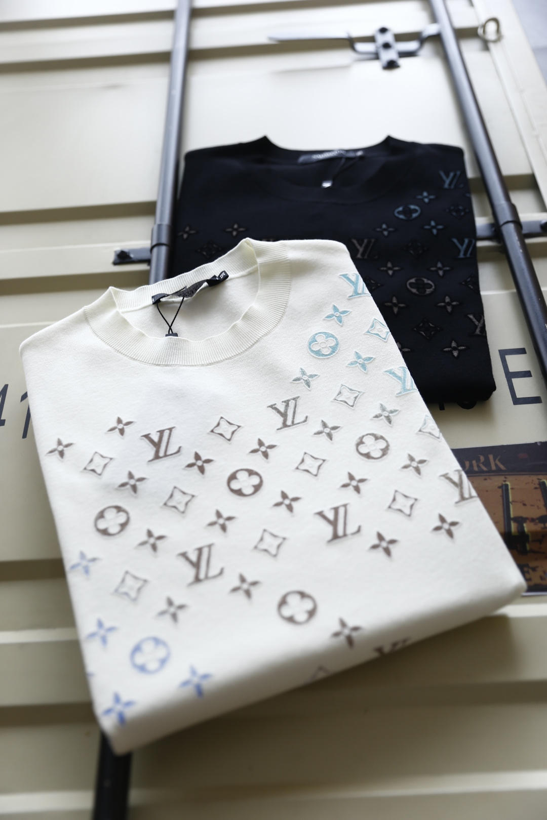 🔥路易威*/LV.2025秋季新款🆕时尚男士圆领短袖针织衫！奢华经典品牌LOGO设计！高级定制百搭款式 