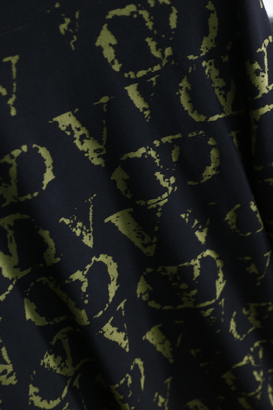 🔥华伦天奴.2025秋季新品男士长袖针织衫👍🏼独家呈现！奢华品牌元素LOGO搭配✅超级百搭极符合美学基调