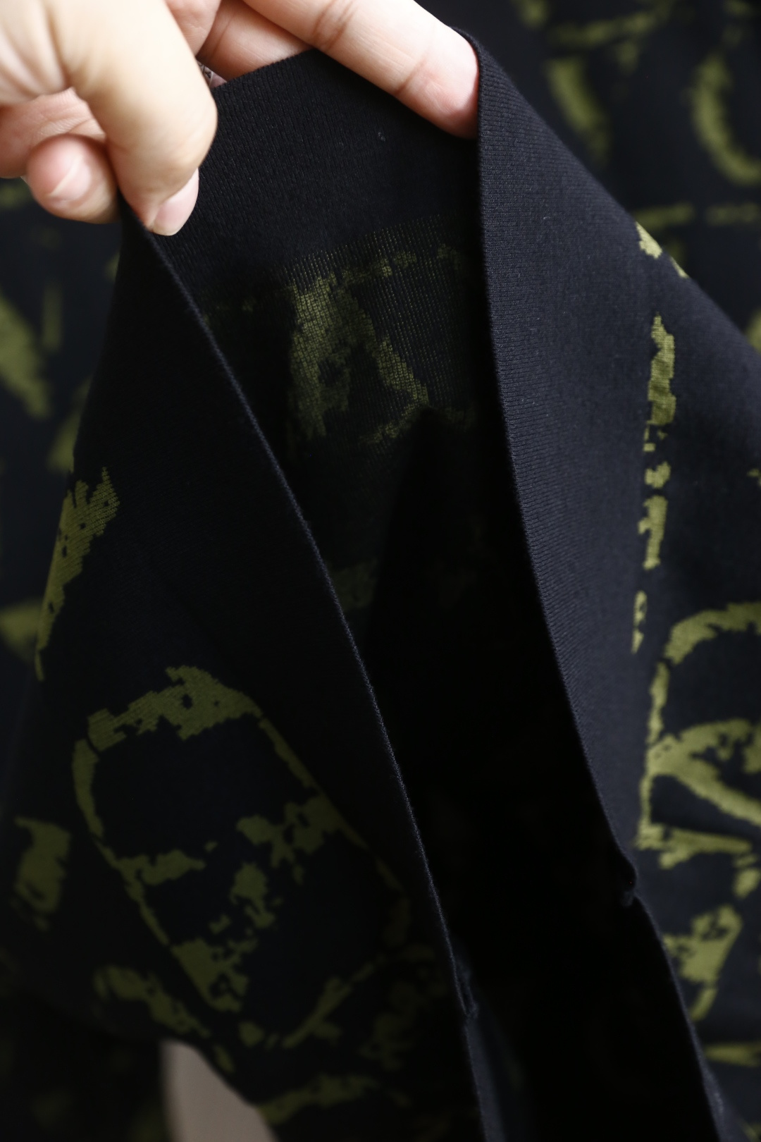 🔥华伦天奴.2025秋季新品男士长袖针织衫👍🏼独家呈现！奢华品牌元素LOGO搭配✅超级百搭极符合美学基调