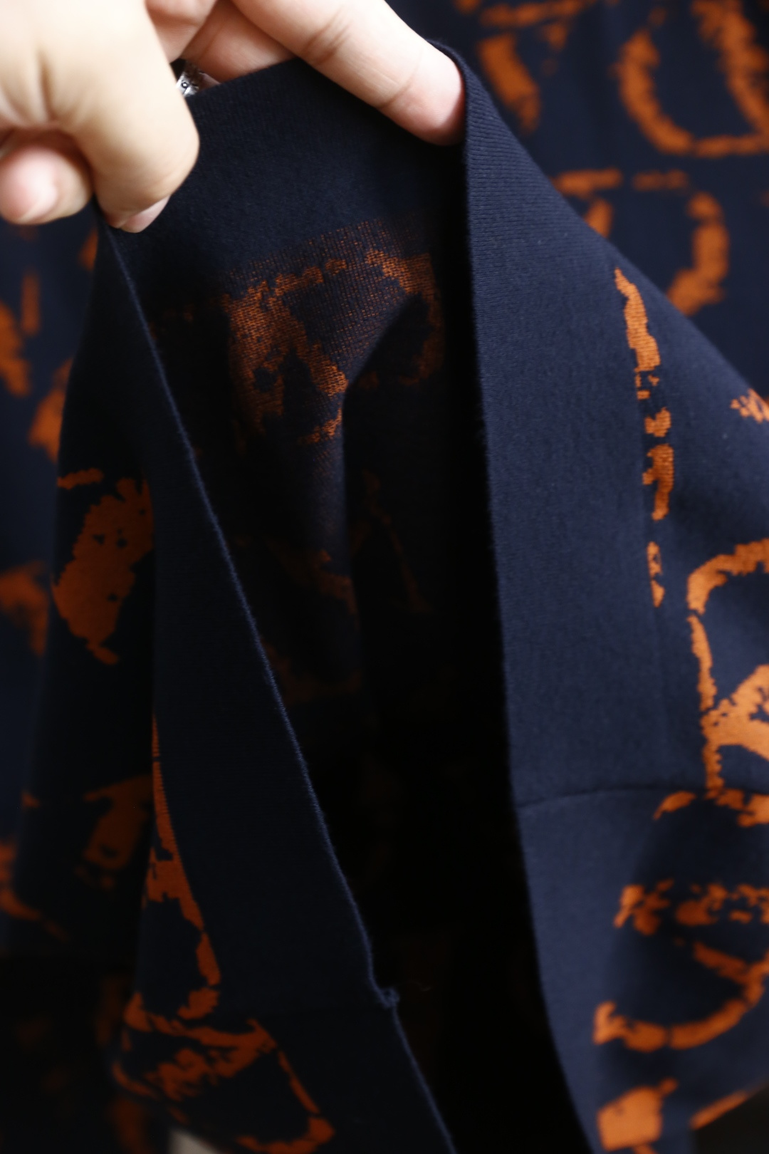 🔥华伦天奴.2025秋季新品男士长袖针织衫👍🏼独家呈现！奢华品牌元素LOGO搭配✅超级百搭极符合美学基调