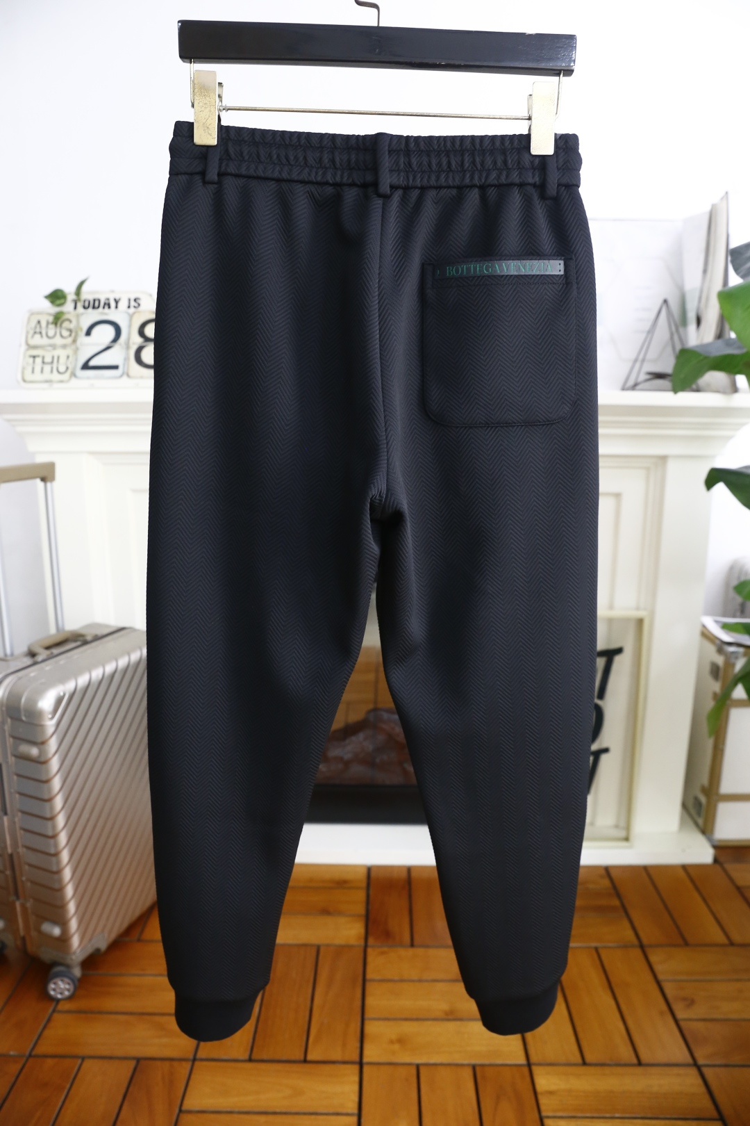 🔥葆蝶家/BV.2025秋季时尚新品男士休闲裤！采用进口舒适保暖面料，奢华经典品牌字母LOGO设计 上身