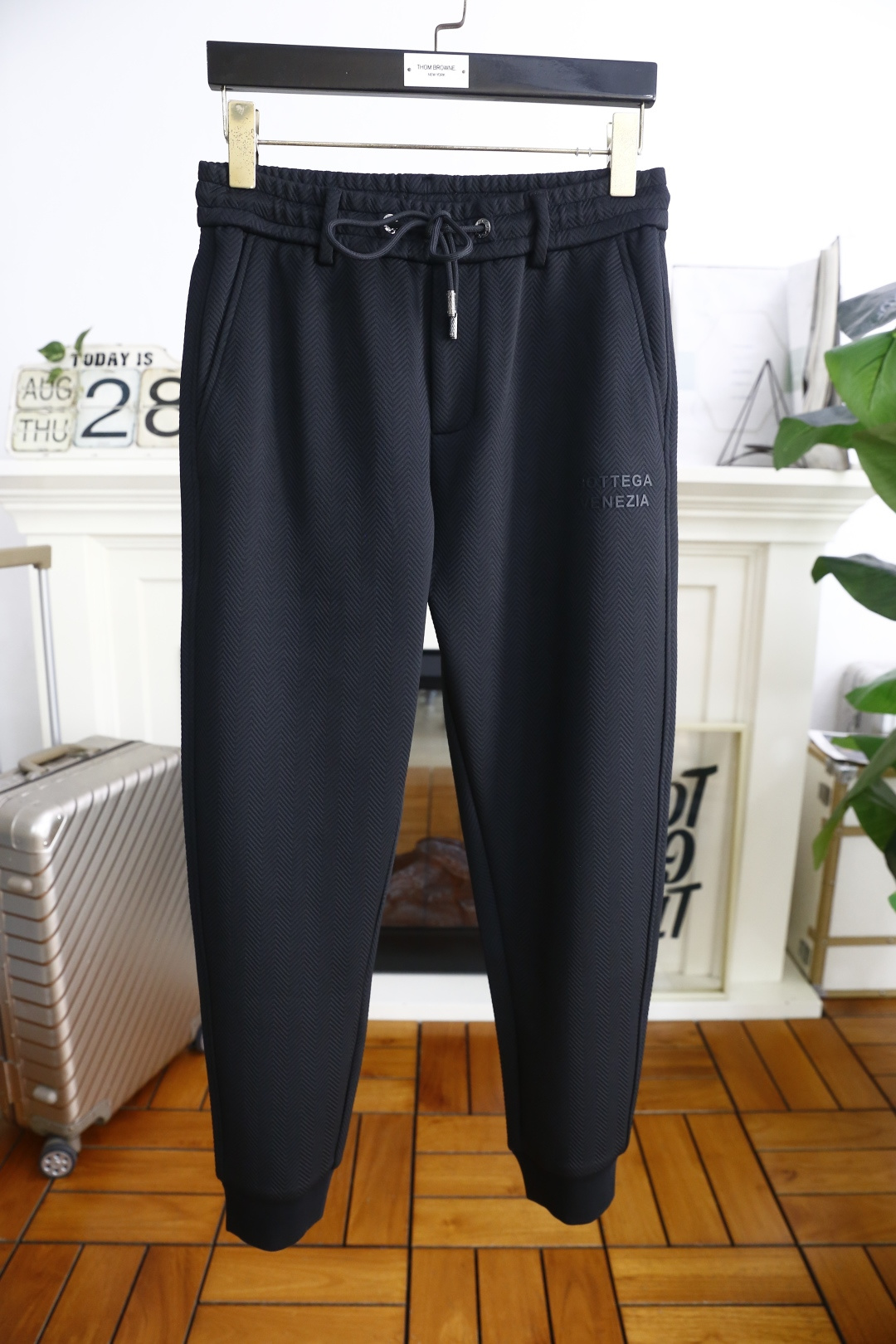 🔥葆蝶家/BV.2025秋季时尚新品男士休闲裤！采用进口舒适保暖面料，奢华经典品牌字母LOGO设计 上身