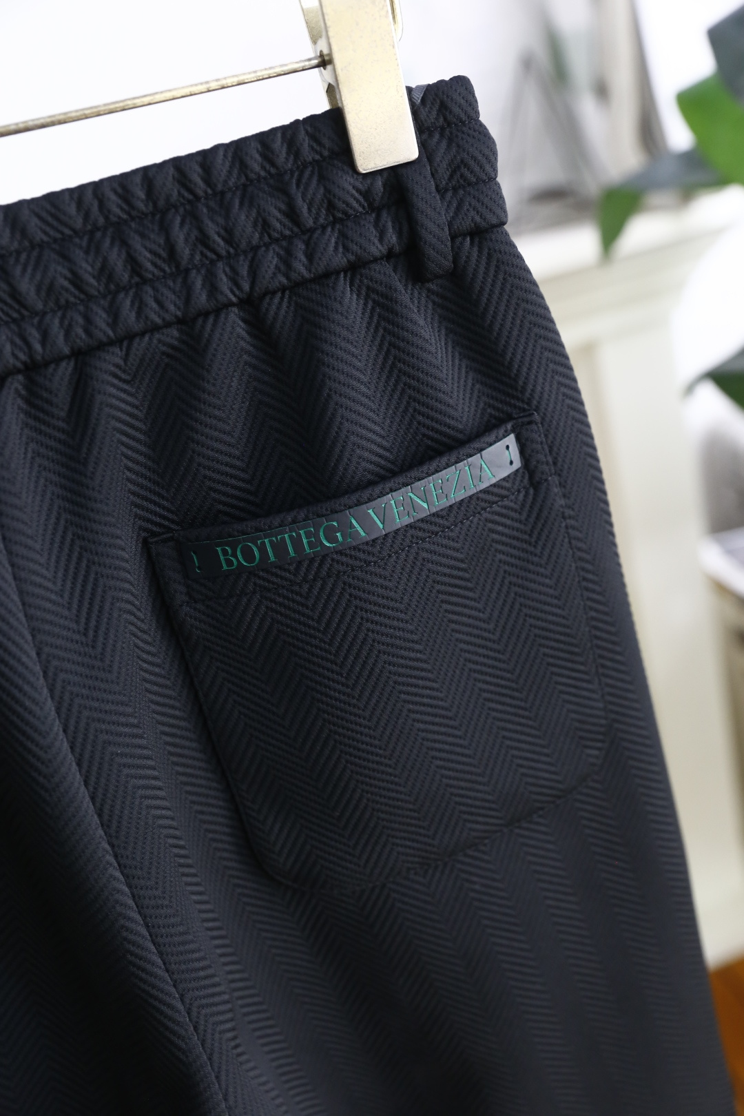 🔥葆蝶家/BV.2025秋季时尚新品男士休闲裤！采用进口舒适保暖面料，奢华经典品牌字母LOGO设计 上身