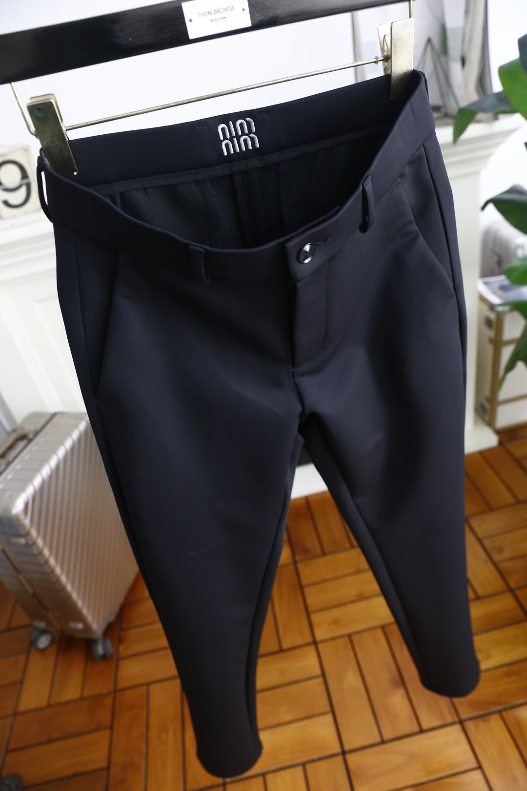 🔥MIUMIU.2025秋季新品🆕时尚男士休闲西裤！采用舒适定制棉面料，奢华经典品牌LOGO设计！上身随