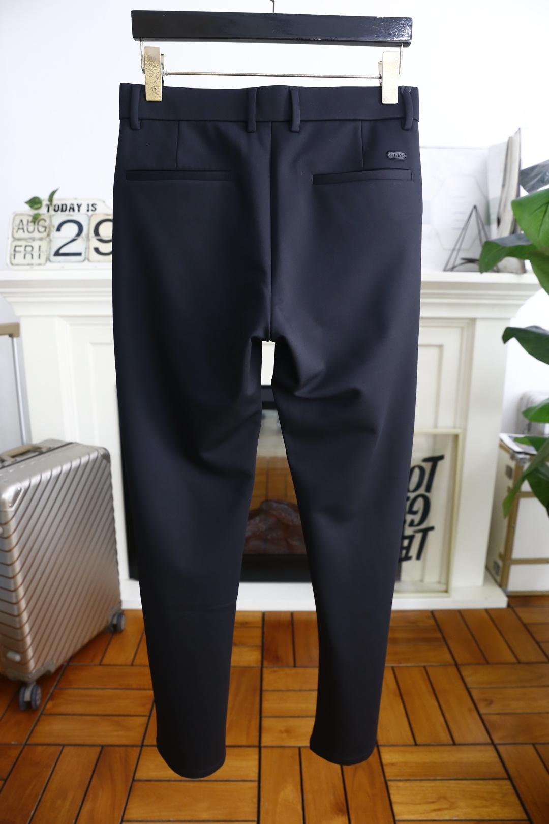 🔥MIUMIU.2025秋季新品🆕时尚男士休闲西裤！采用舒适定制棉面料，奢华经典品牌LOGO设计！上身随