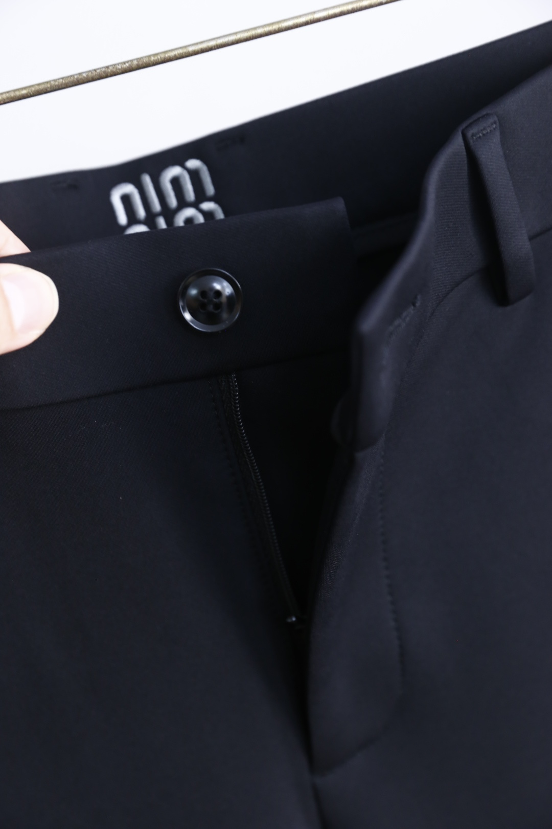 🔥MIUMIU.2025秋季新品🆕时尚男士休闲西裤！采用舒适定制棉面料，奢华经典品牌LOGO设计！上身随