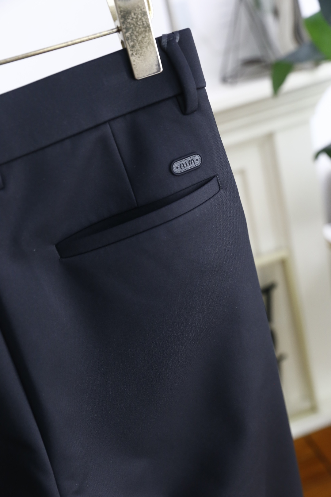 🔥MIUMIU.2025秋季新品🆕时尚男士休闲西裤！采用舒适定制棉面料，奢华经典品牌LOGO设计！上身随