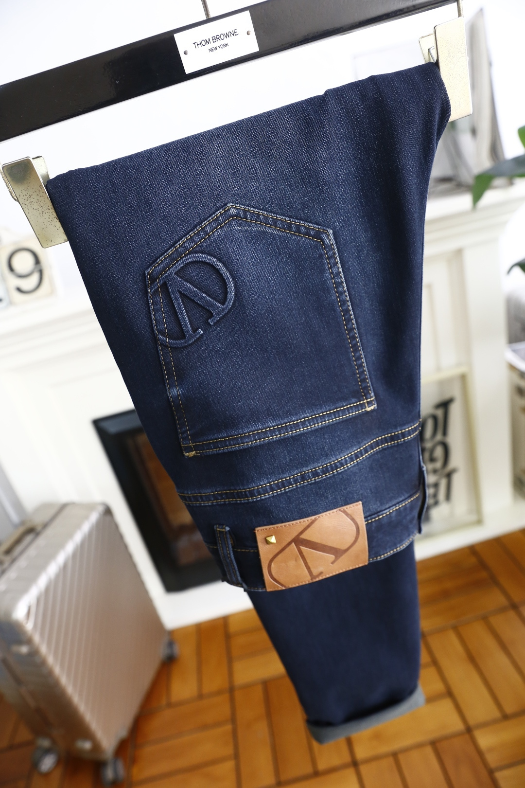 🔥华伦天奴.25秋季新品时尚男士牛仔裤👖采用客供水洗弹力牛仔裤！奢华经典品牌Logo设计！时尚潮流因此已