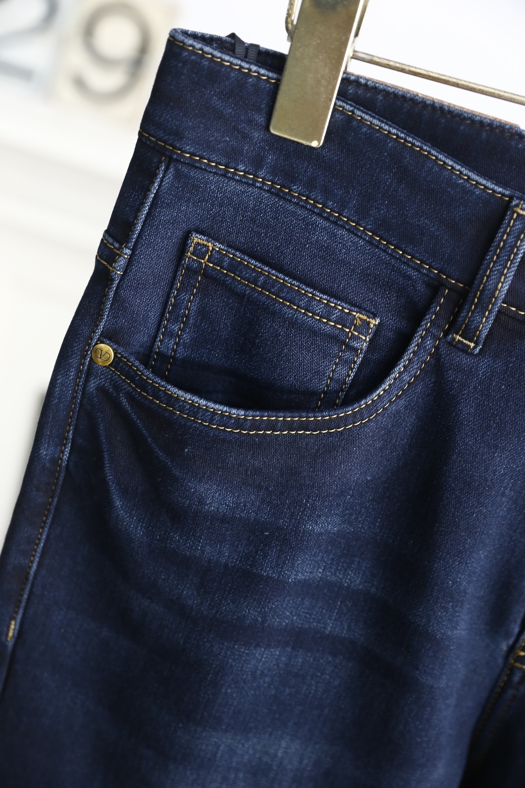 🔥华伦天奴.25秋季新品时尚男士牛仔裤👖采用客供水洗弹力牛仔裤！奢华经典品牌Logo设计！时尚潮流因此已