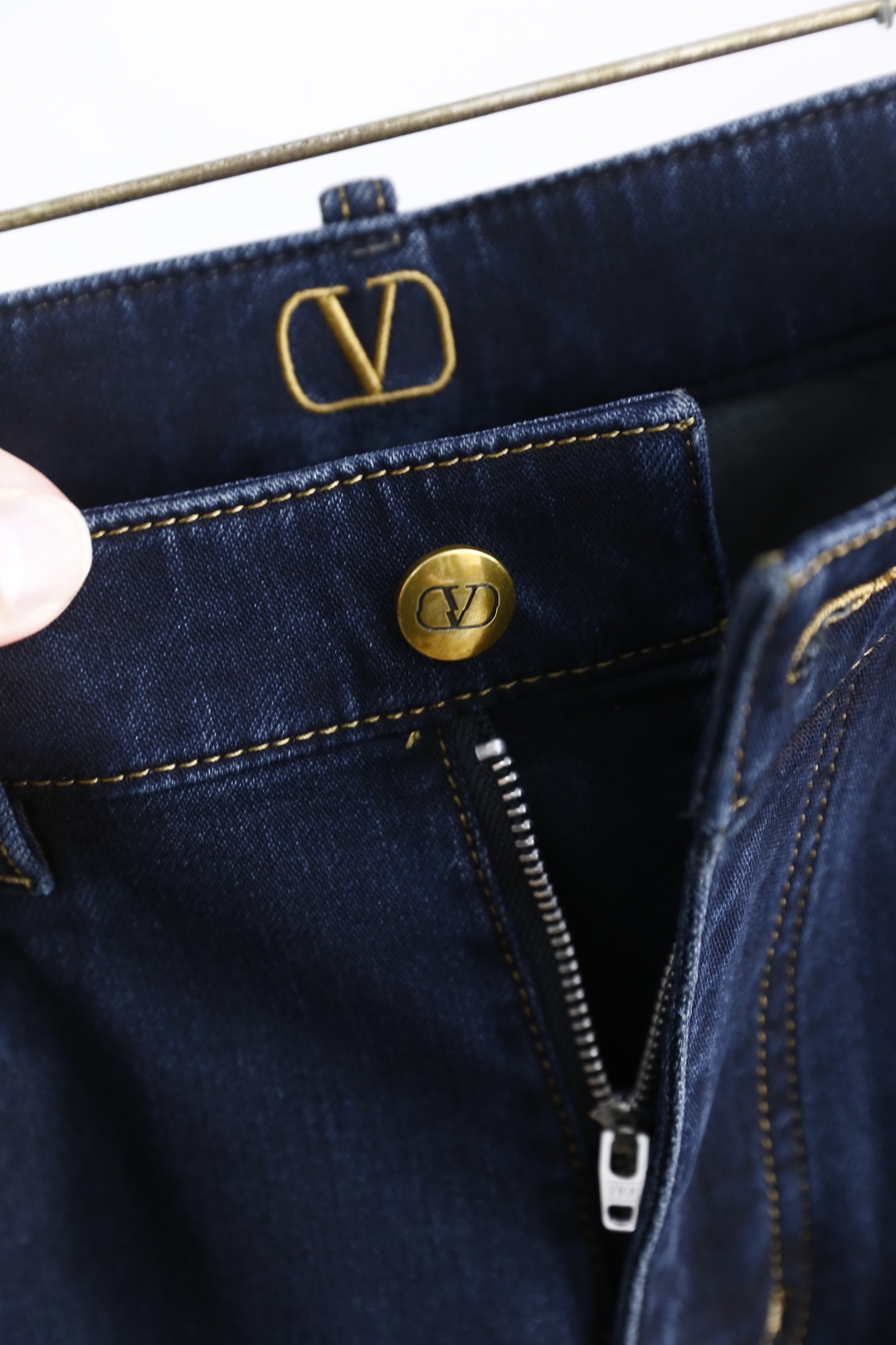 🔥华伦天奴.25秋季新品时尚男士牛仔裤👖采用客供水洗弹力牛仔裤！奢华经典品牌Logo设计！时尚潮流因此已