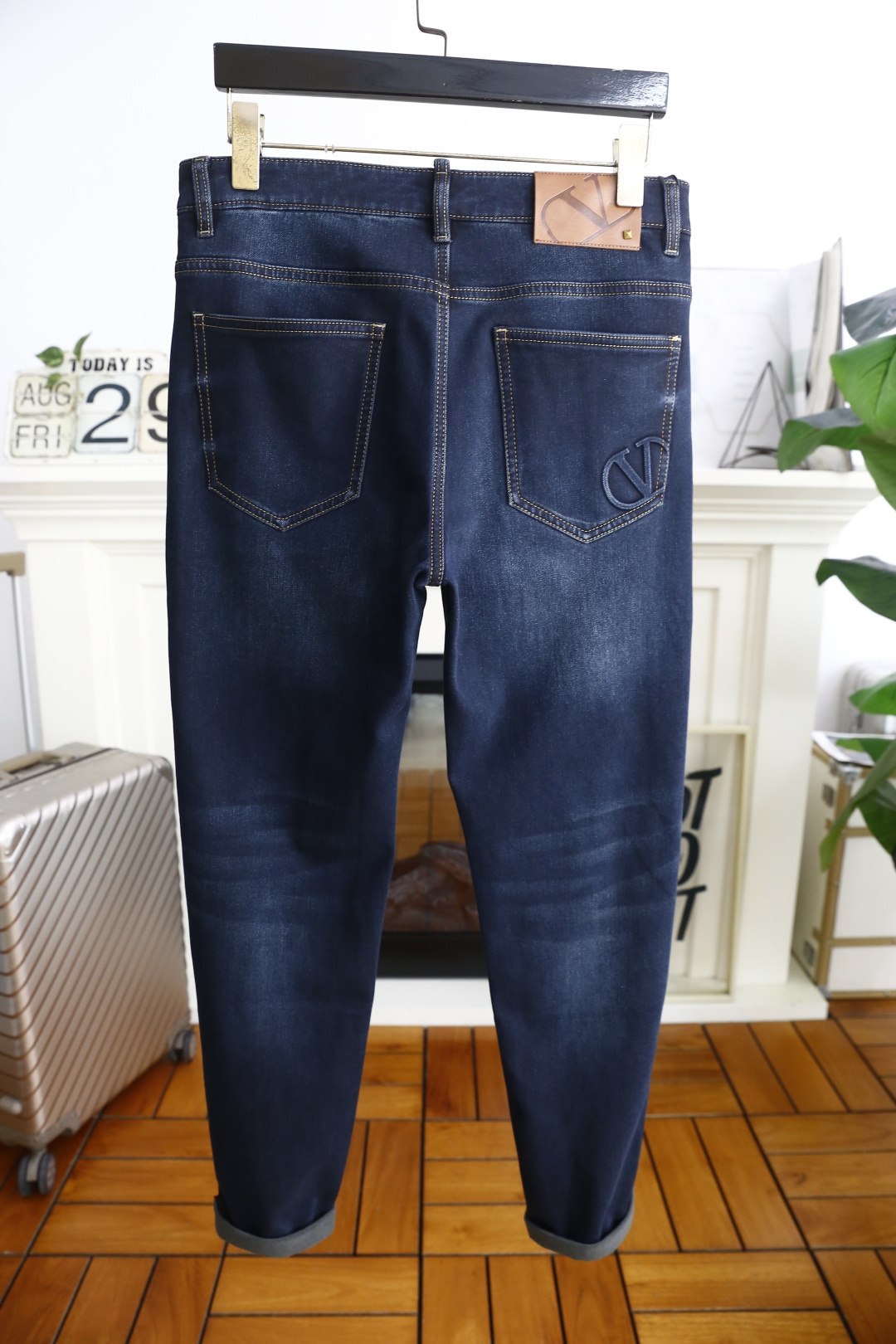 🔥华伦天奴.25秋季新品时尚男士牛仔裤👖采用客供水洗弹力牛仔裤！奢华经典品牌Logo设计！时尚潮流因此已