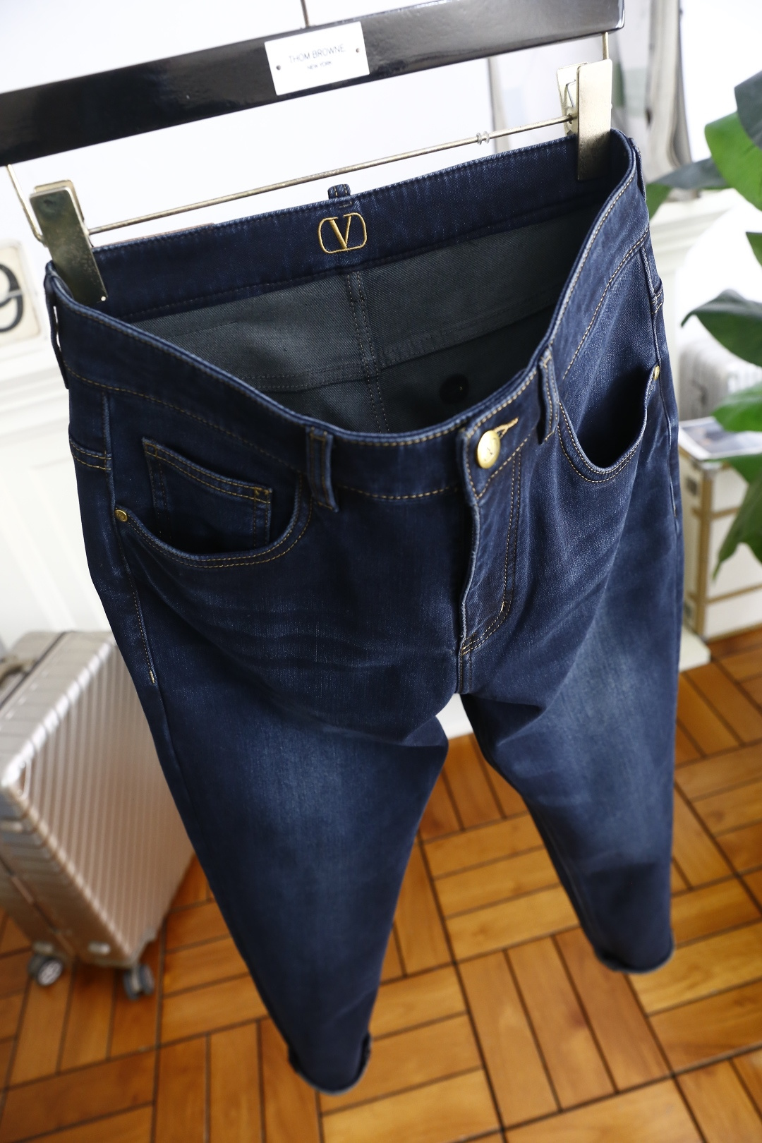 🔥华伦天奴.25秋季新品时尚男士牛仔裤👖采用客供水洗弹力牛仔裤！奢华经典品牌Logo设计！时尚潮流因此已