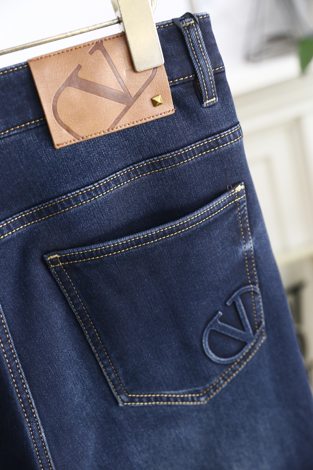 🔥华伦天奴.25秋季新品时尚男士牛仔裤👖采用客供水洗弹力牛仔裤！奢华经典品牌Logo设计！时尚潮流因此已