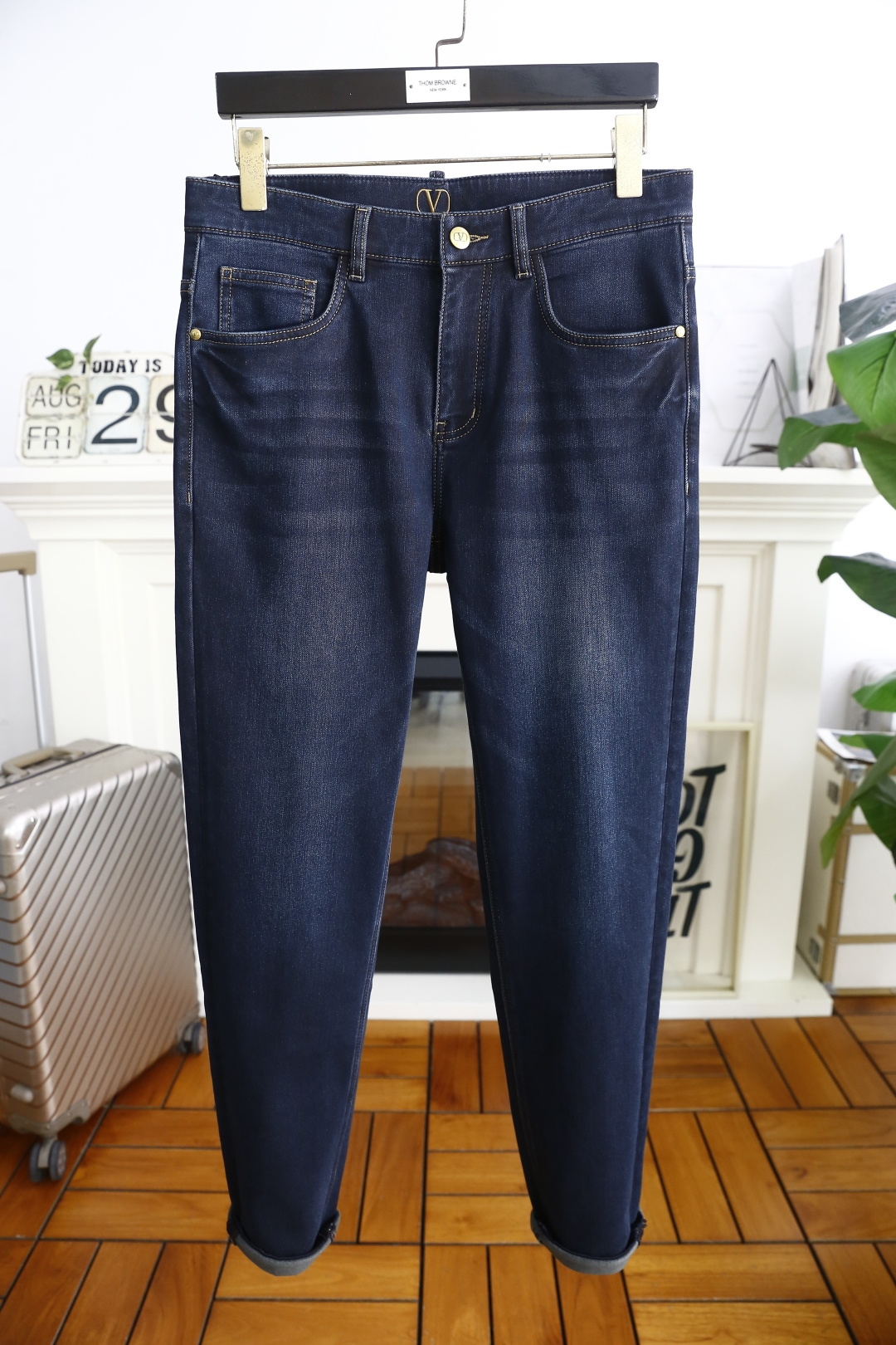 🔥华伦天奴.25秋季新品时尚男士牛仔裤👖采用客供水洗弹力牛仔裤！奢华经典品牌Logo设计！时尚潮流因此已